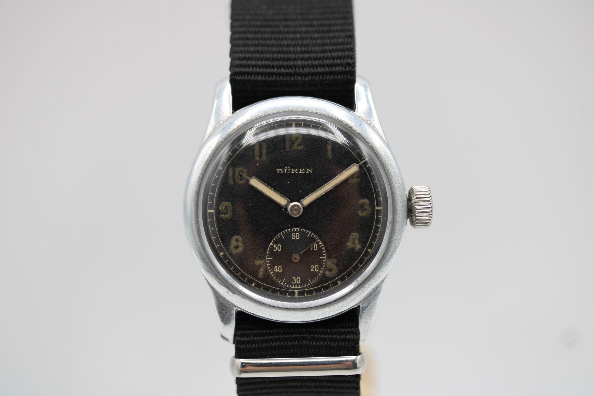 Montre militaire allemande Buren DH - WWII 1940s Authentic 35mm Vintage Manual Wind Tool Watch
Découvrez une pièce rare de l'histoire de la Seconde Guerre mondiale avec cette montre militaire allemande Buren DH, une montre-outil de grande collection