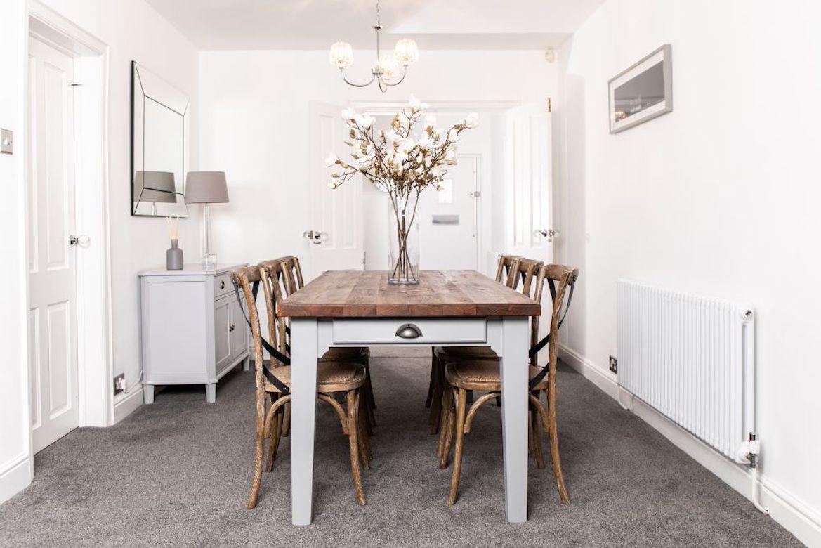 A stunning Burford Bespoke Pine Country Farmhouse Table, 20th Century.

This country farmhouse table is a fantastic addition to our large range of country style farmhouse tables. The superb-quality ‘Cotswold' farmhouse range of tables features all