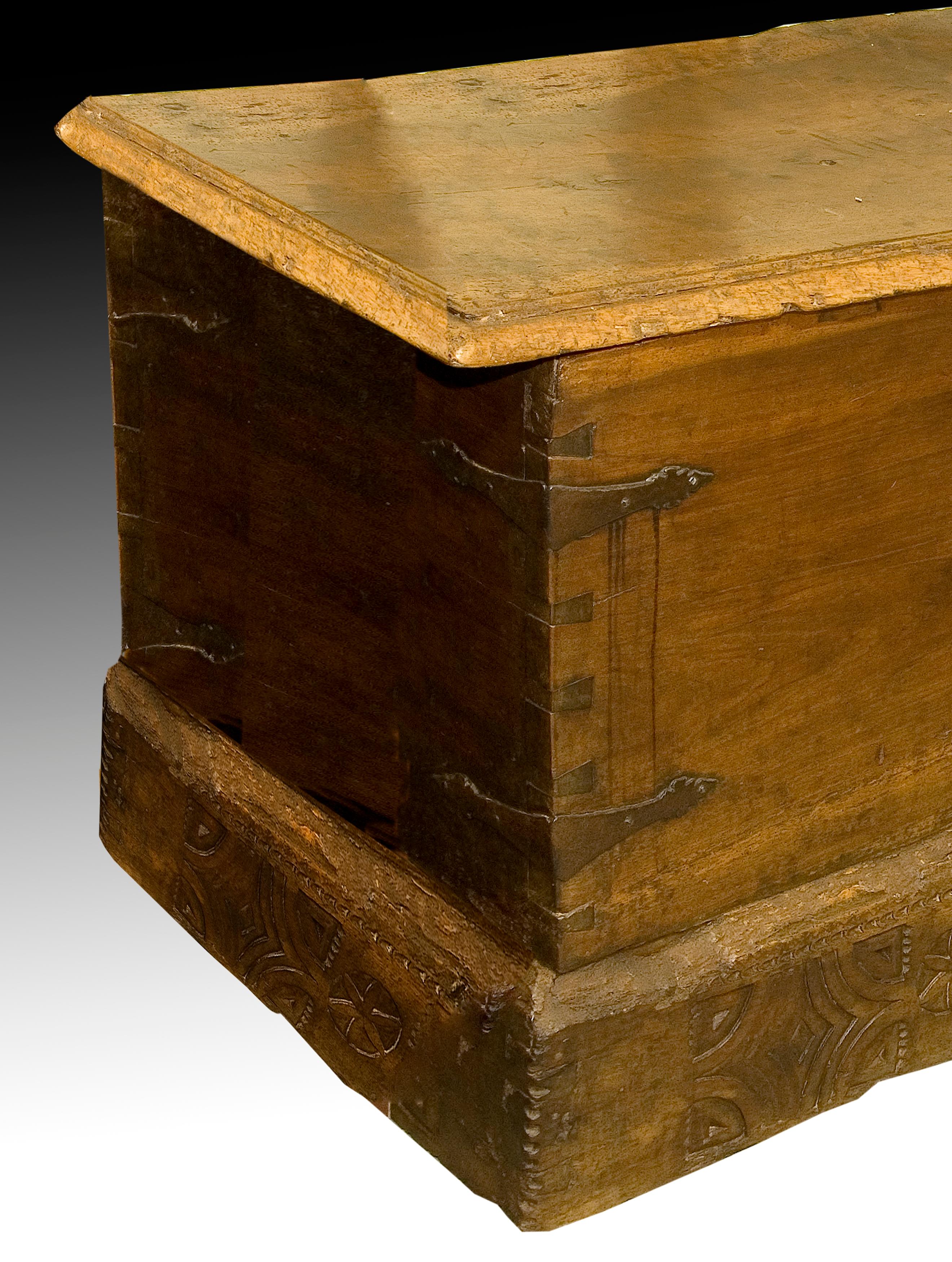 17th Century Baroque Burgalesan Walnut and Iron Rectangular Spanish Blanket Chest
Rectangular chest with a flat lid made of carved walnut wood, with corners and bolts in front to lock it with a key, and a carved decoration on the bottom with simple