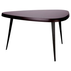 Table de salle à manger en bois laqué mat bourgogne et pieds en fer noir:: Cassina