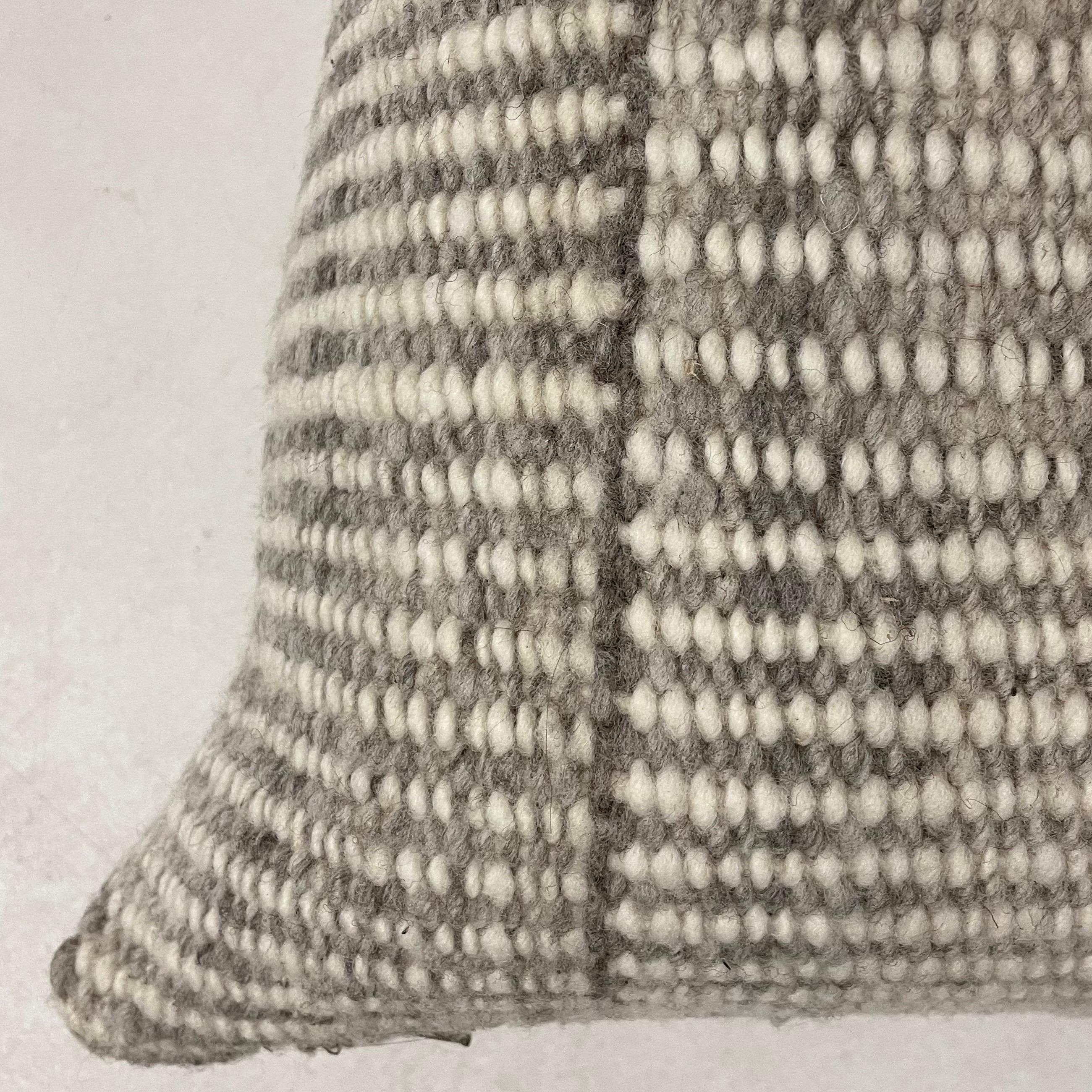 XXIe siècle et contemporain Coussin en laine fait à la main Burges en vente