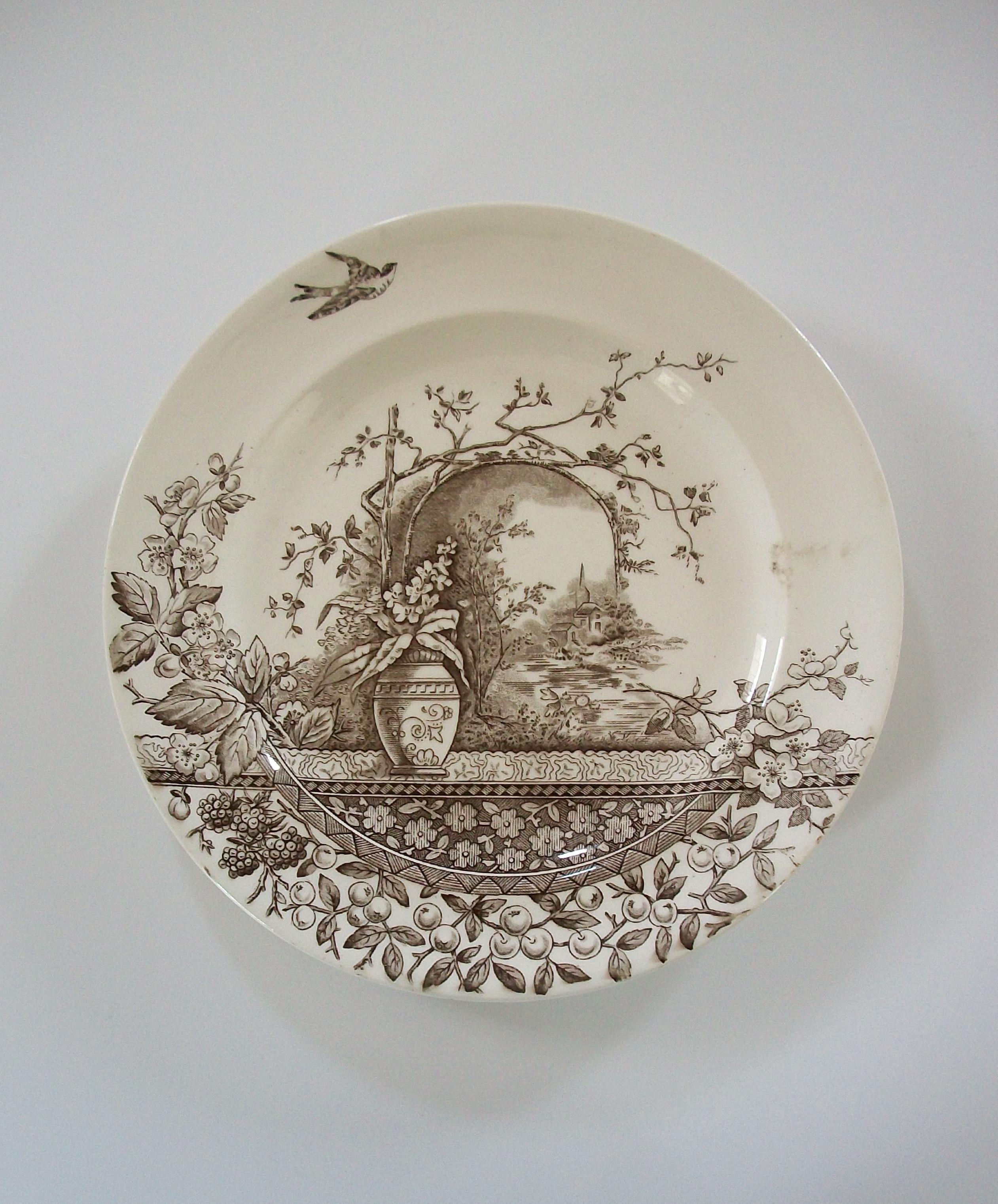 BURGESS & LEIGH - Placa Decorada por Transferencia Aesthetic Movement - Reino Unido - Circa 1880 en Bueno estado para la venta en Chatham, ON