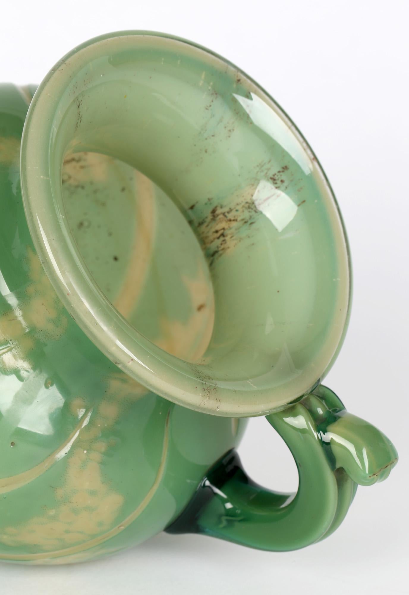 Eine äußerst seltene und ungewöhnliche antike französische Überfangvase aus jadegrünem Glas mit Wolkenmotiven von Burgun Schverer & Cie aus dem 19. Jahrhundert. Diese schwer gearbeitete Vase hat eine abgerundete, bauchige Form und steht auf einem