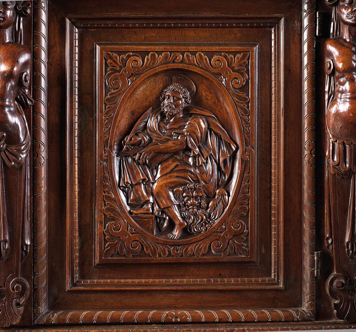 Noyer Cabinet de la Renaissance bourgogne représentant les quatre évangélistes en vente