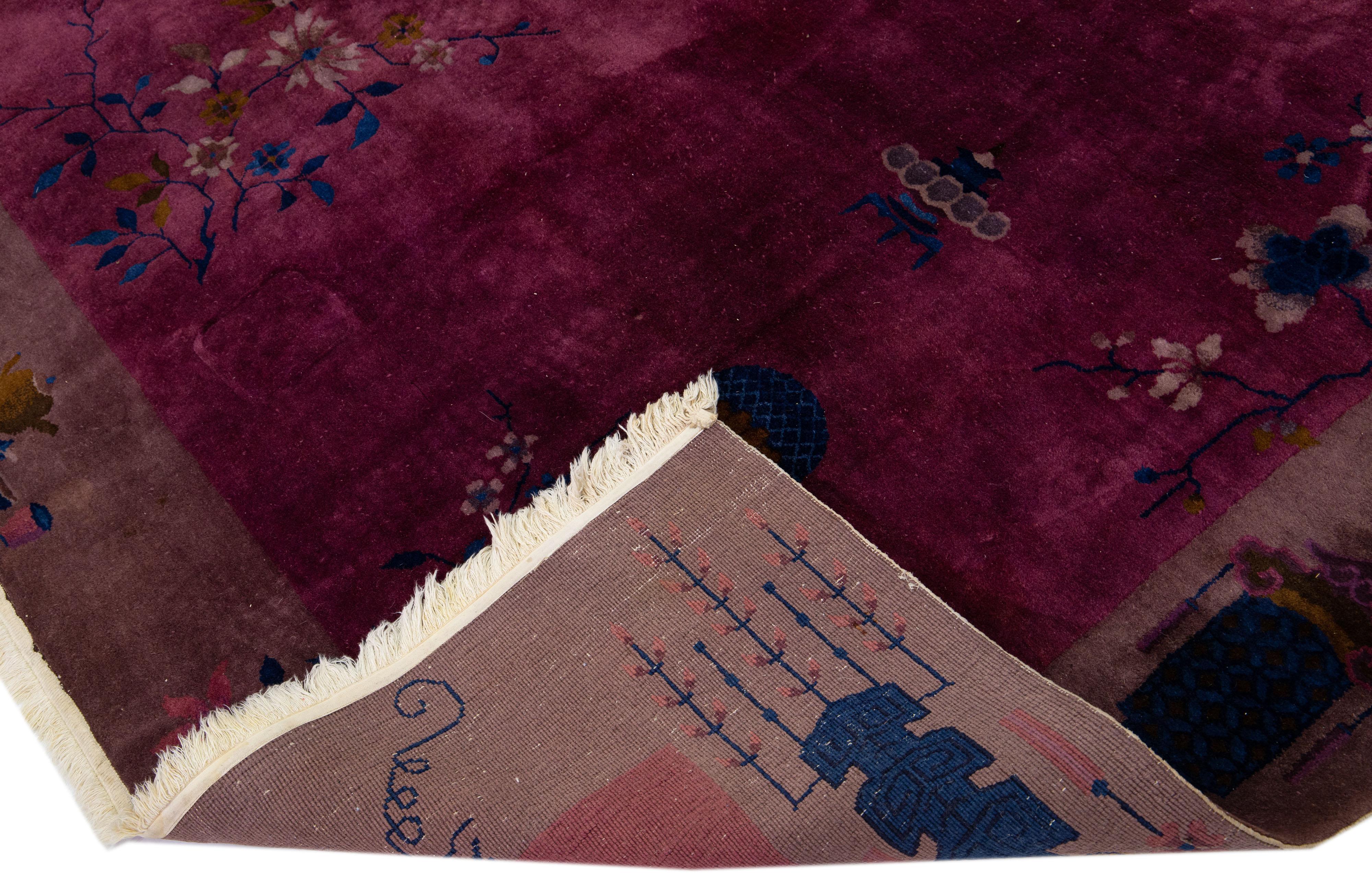 Schöner antiker Art-Déco-Teppich aus handgeknüpfter Wolle mit burgunderrotem Feld. Dieses Stück hat mehrfarbige Akzente in einem prächtigen traditionellen chinesischen Blumendesign. 

Dieser Teppich misst: 7'11