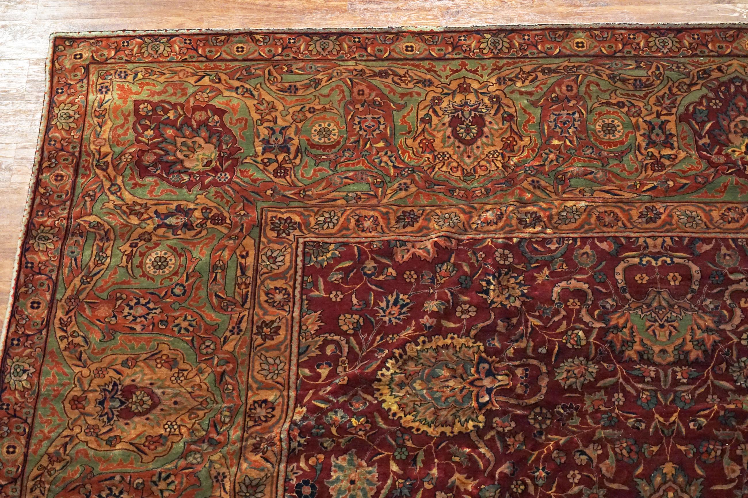 Antiker indischer Teppich in Burgunderrot, um 1900 im Zustand „Hervorragend“ im Angebot in Laguna Hills, CA