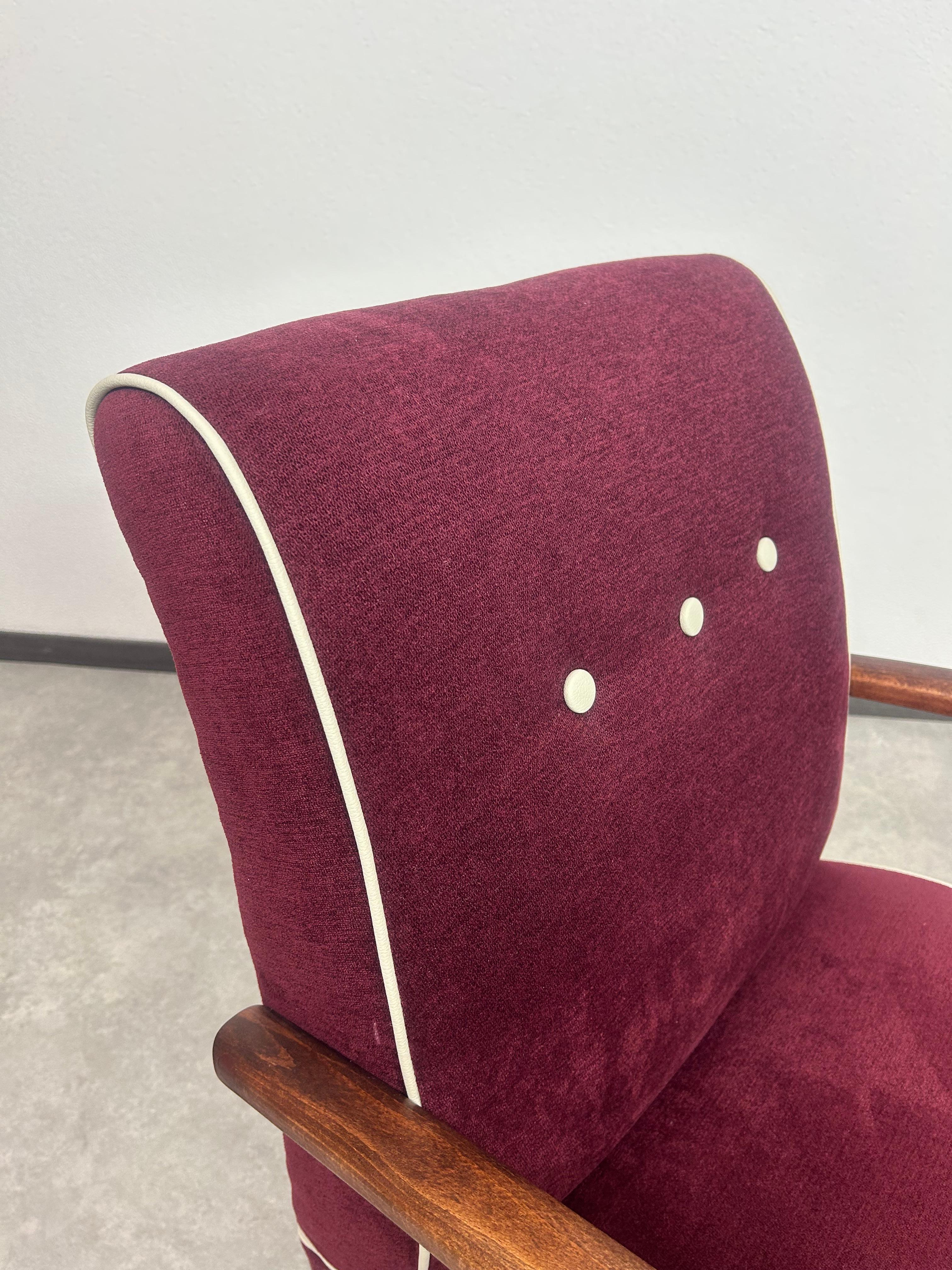 Slovacco Poltrona Burgundy di Jindřich Halabala in vendita