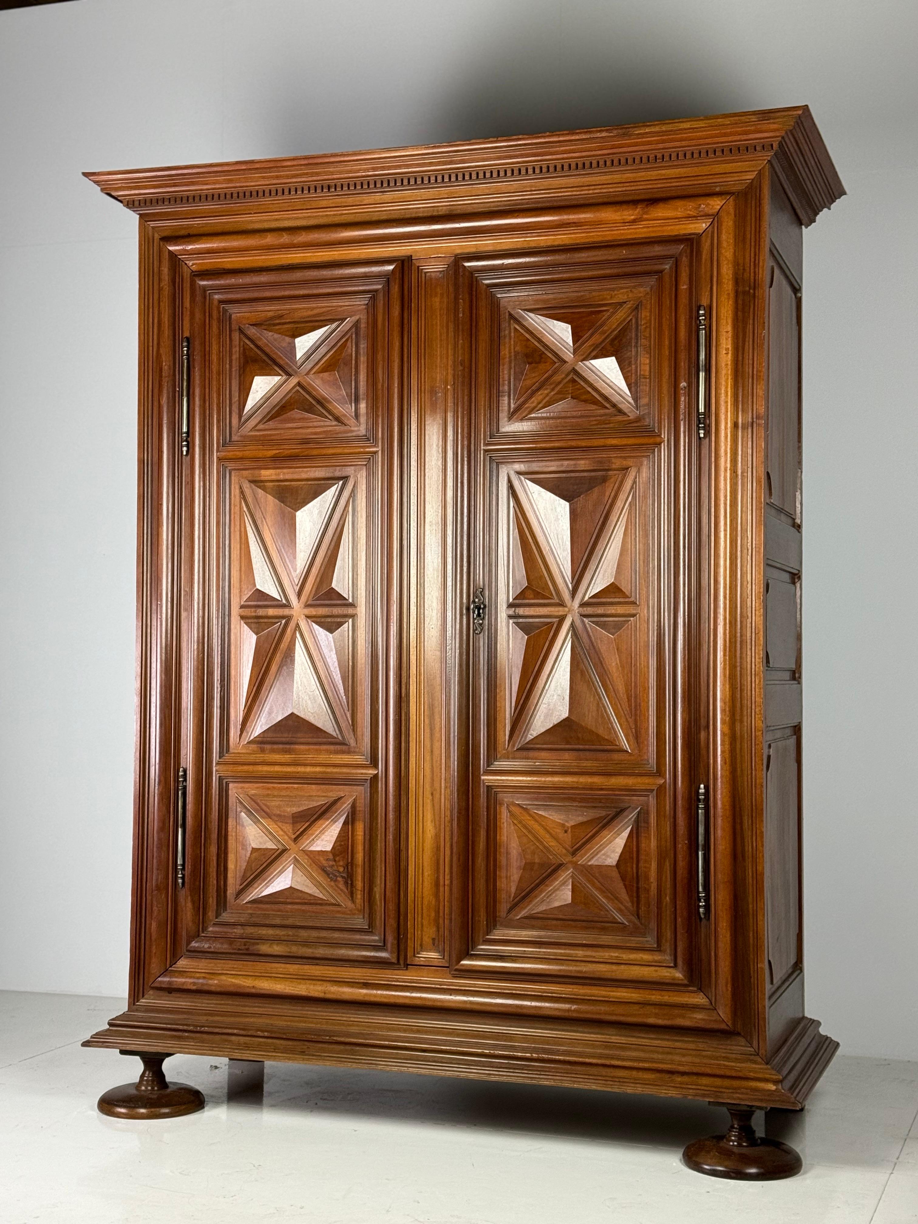 Armadio Borgogna 1700 in vendita 4
