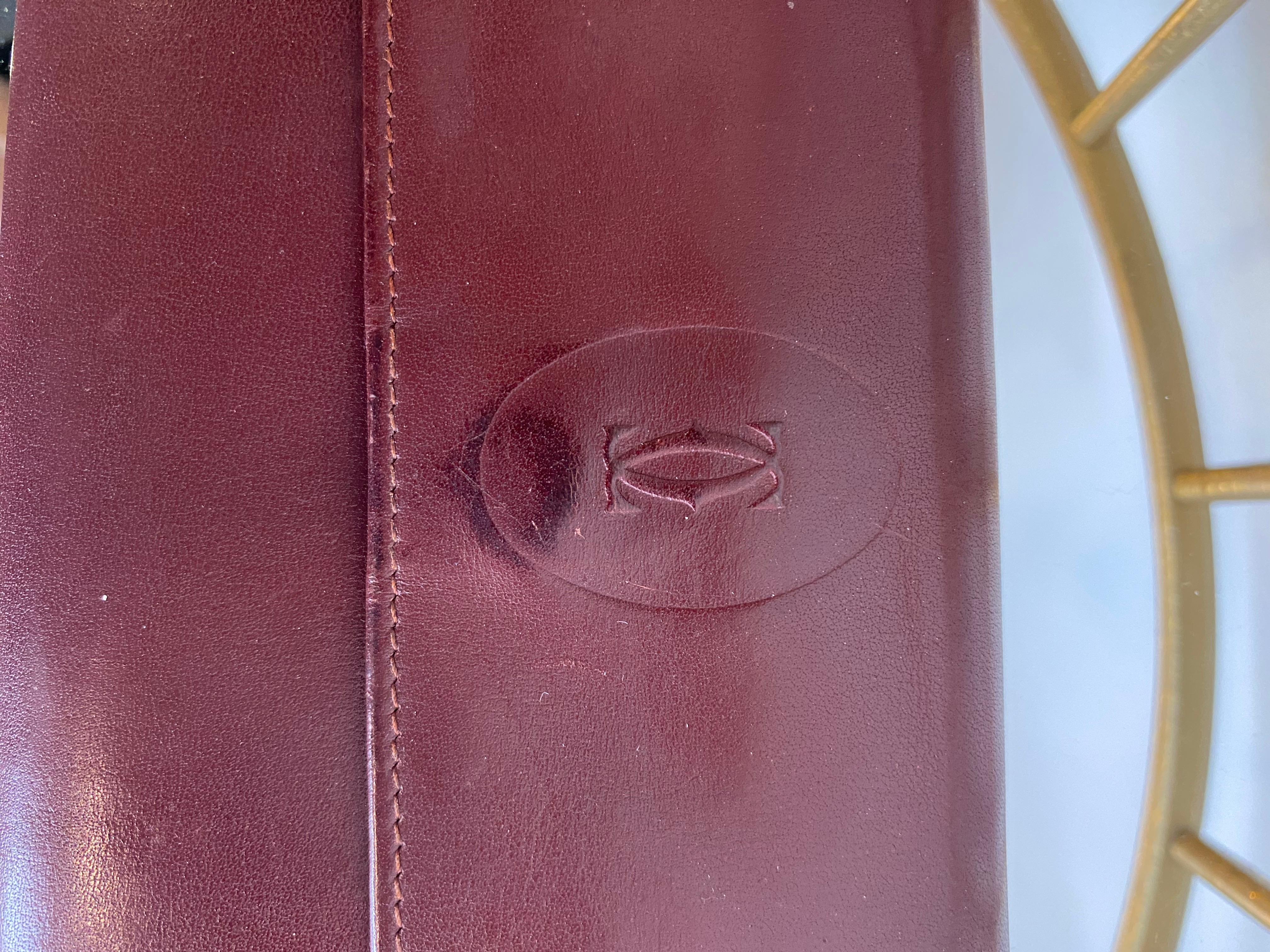 Burgundy Cartier wallet. In Fair Condition For Sale In Carnate, IT