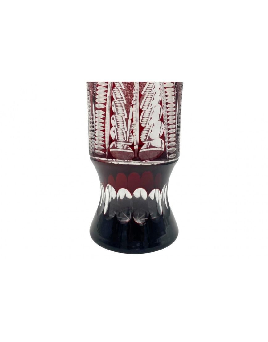 Vase aus burgunderrotem Kristall, Polen, 1960er Jahre. (Moderne der Mitte des Jahrhunderts) im Angebot