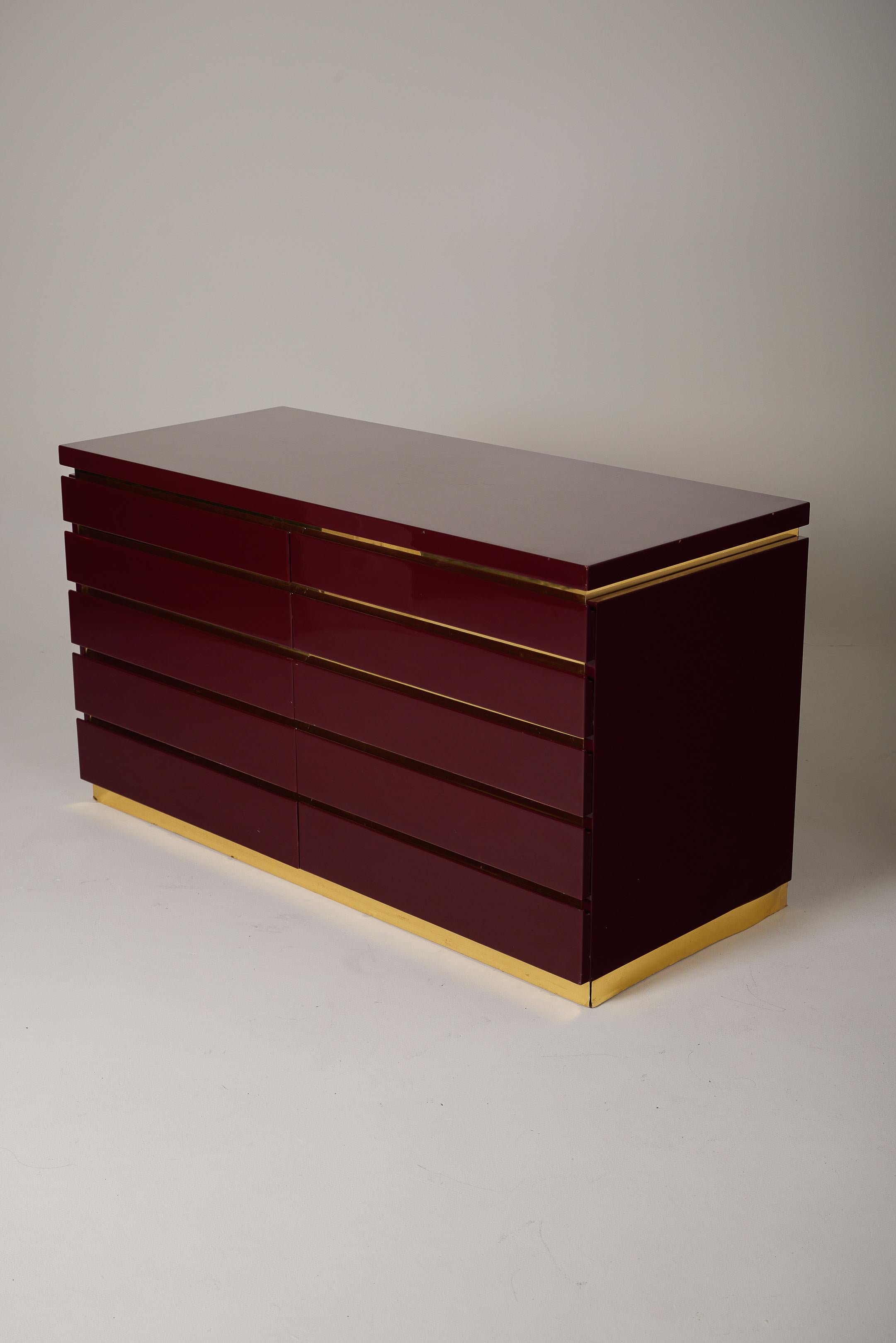  Chest of drawers by French designer Jean-Claude Mahey (1994-) dating from the 1970s. Chest in burgundy red lacquered wood and gilt brass, opening with two sets of five drawers. Very good condition.
LP3102