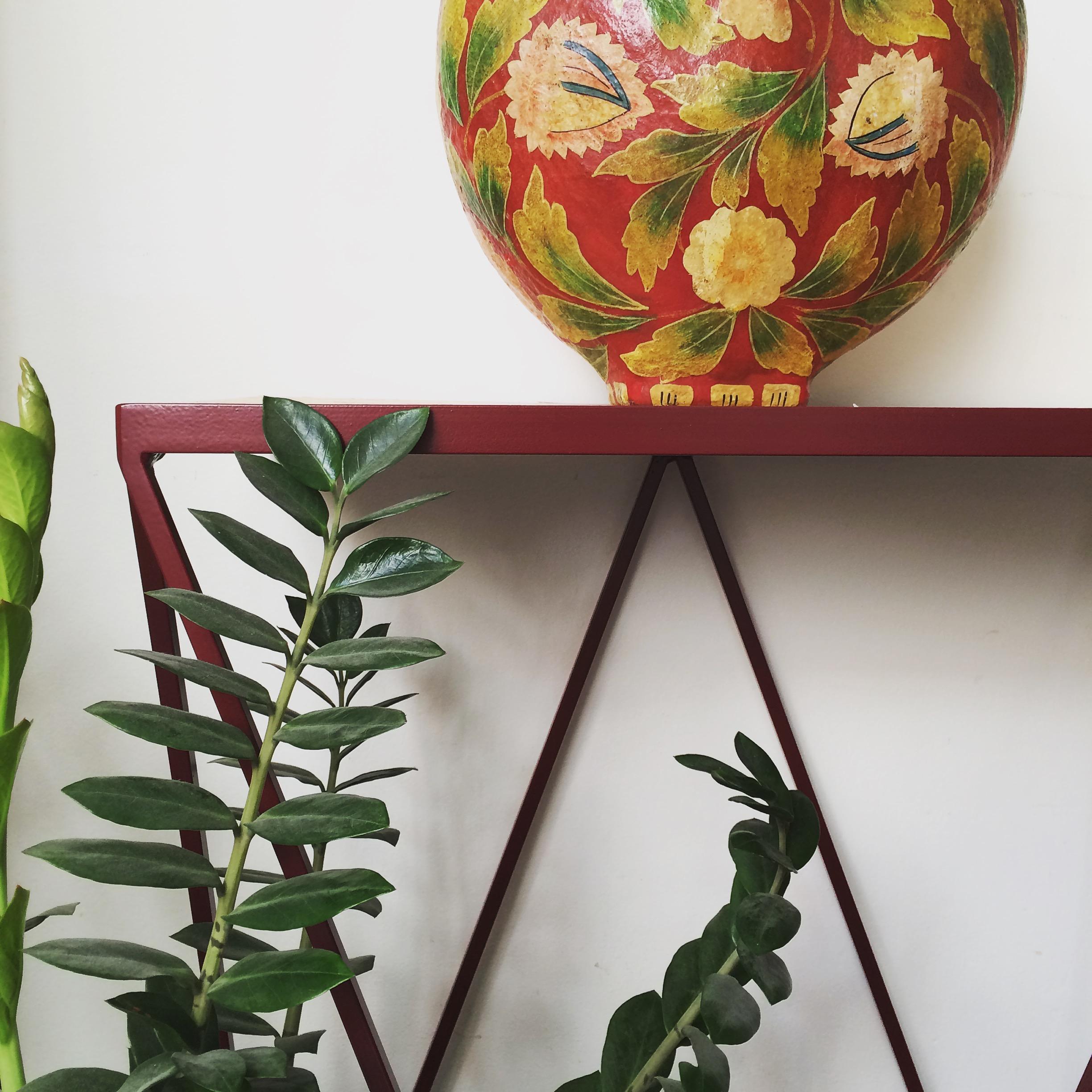 Mesa Consola Jirafa Borgoña con Tapa de Linóleo Natural - Personalizable Moderno en venta