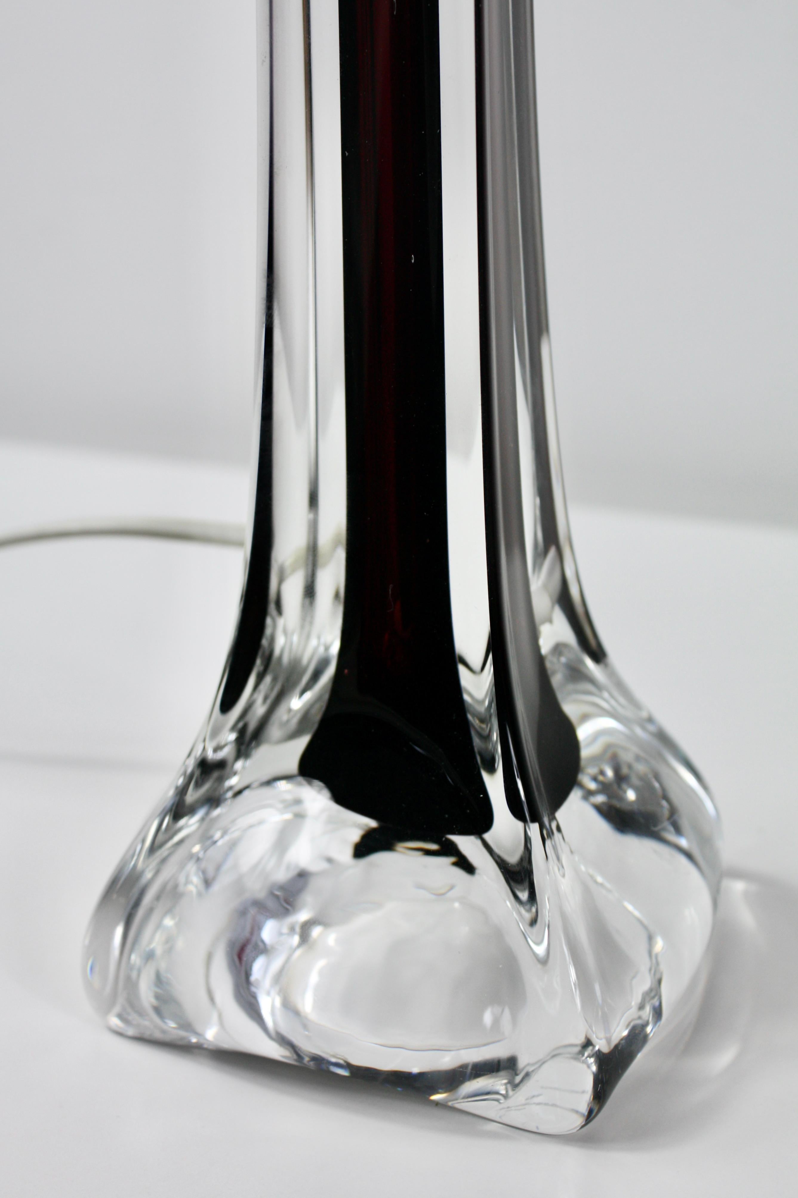 Lámpara de mesa de cristal burdeos de Paul Kedelv para Flygfors, años 60 en venta 3