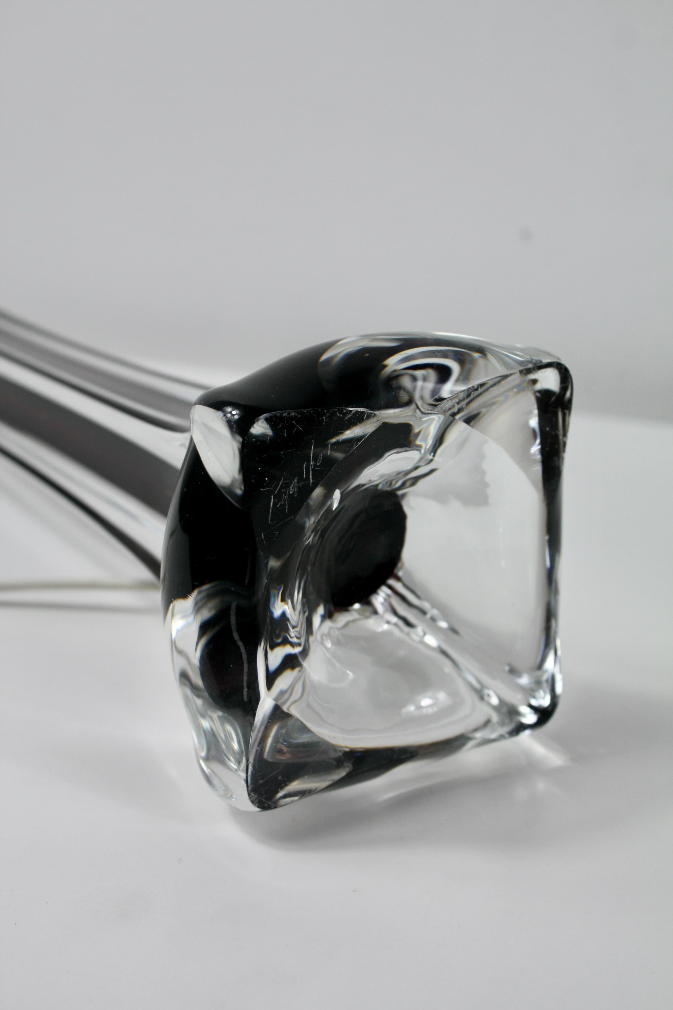 Lámpara de mesa de cristal burdeos de Paul Kedelv para Flygfors, años 60 en venta 4