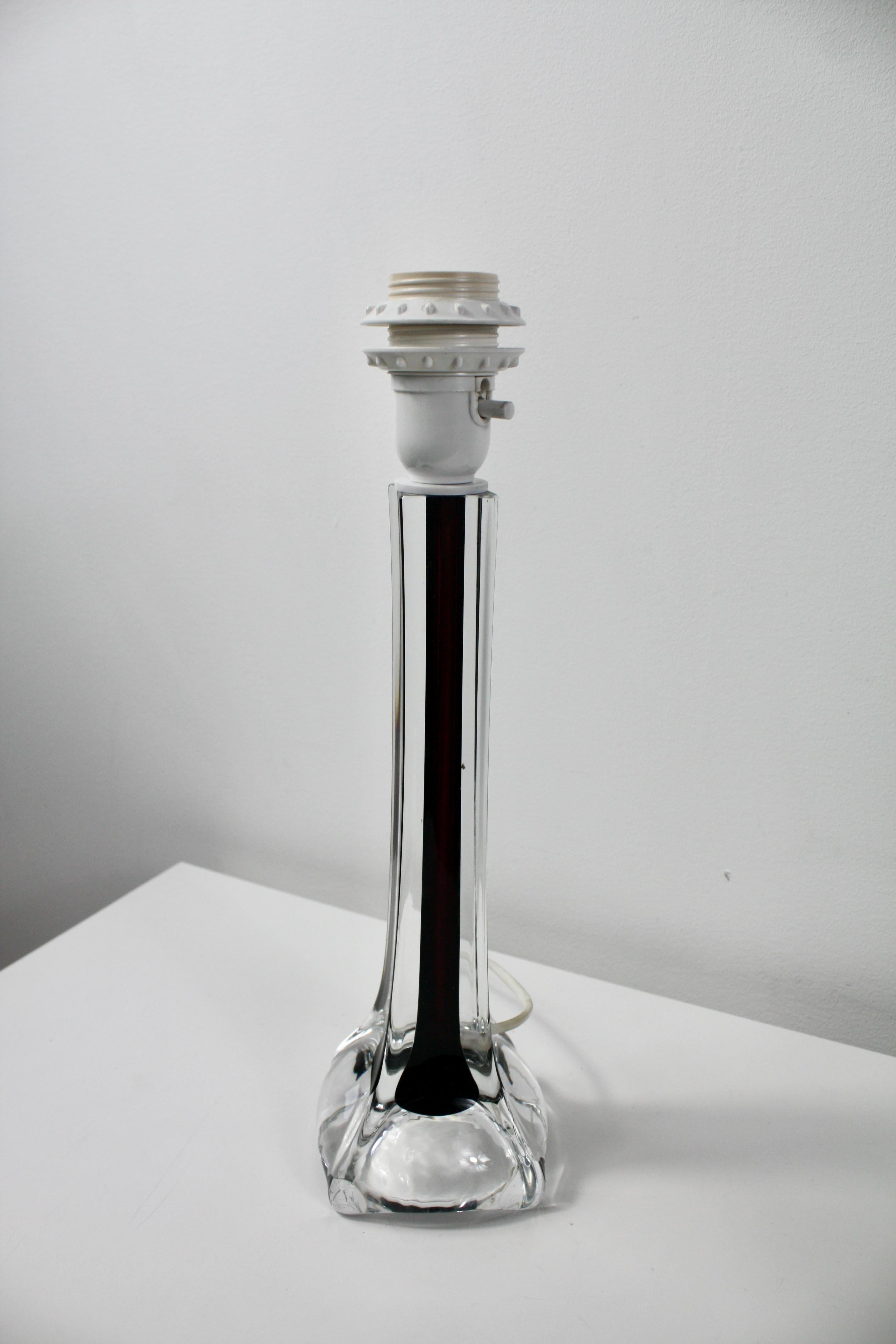 Lámpara de mesa de cristal burdeos de Paul Kedelv para Flygfors, años 60 Sueco en venta