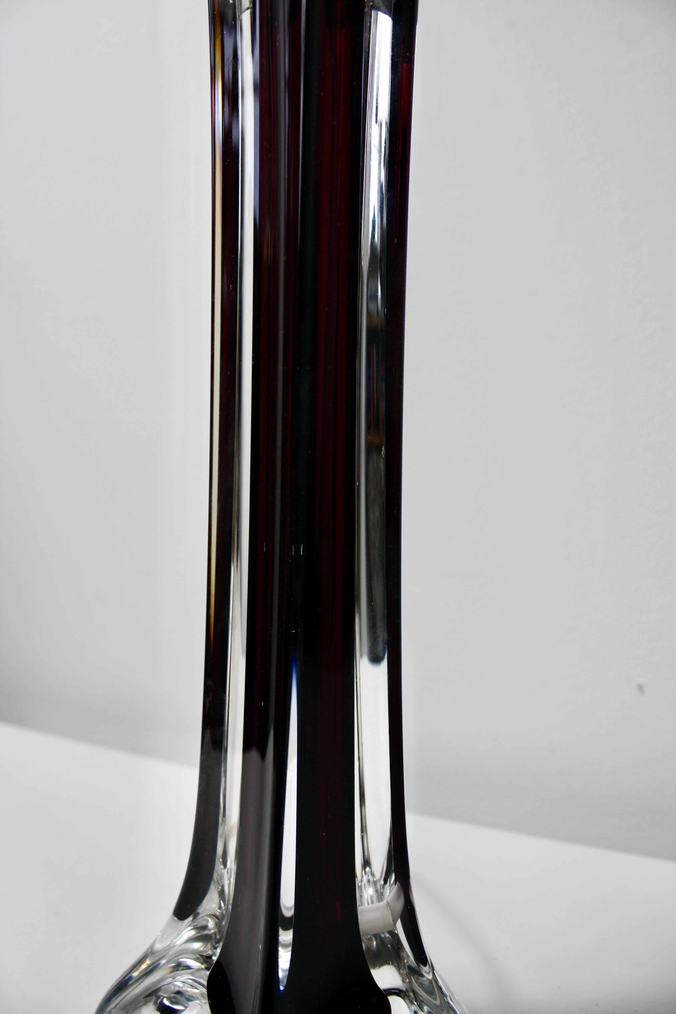 Lámpara de mesa de cristal burdeos de Paul Kedelv para Flygfors, años 60 Cristal en venta