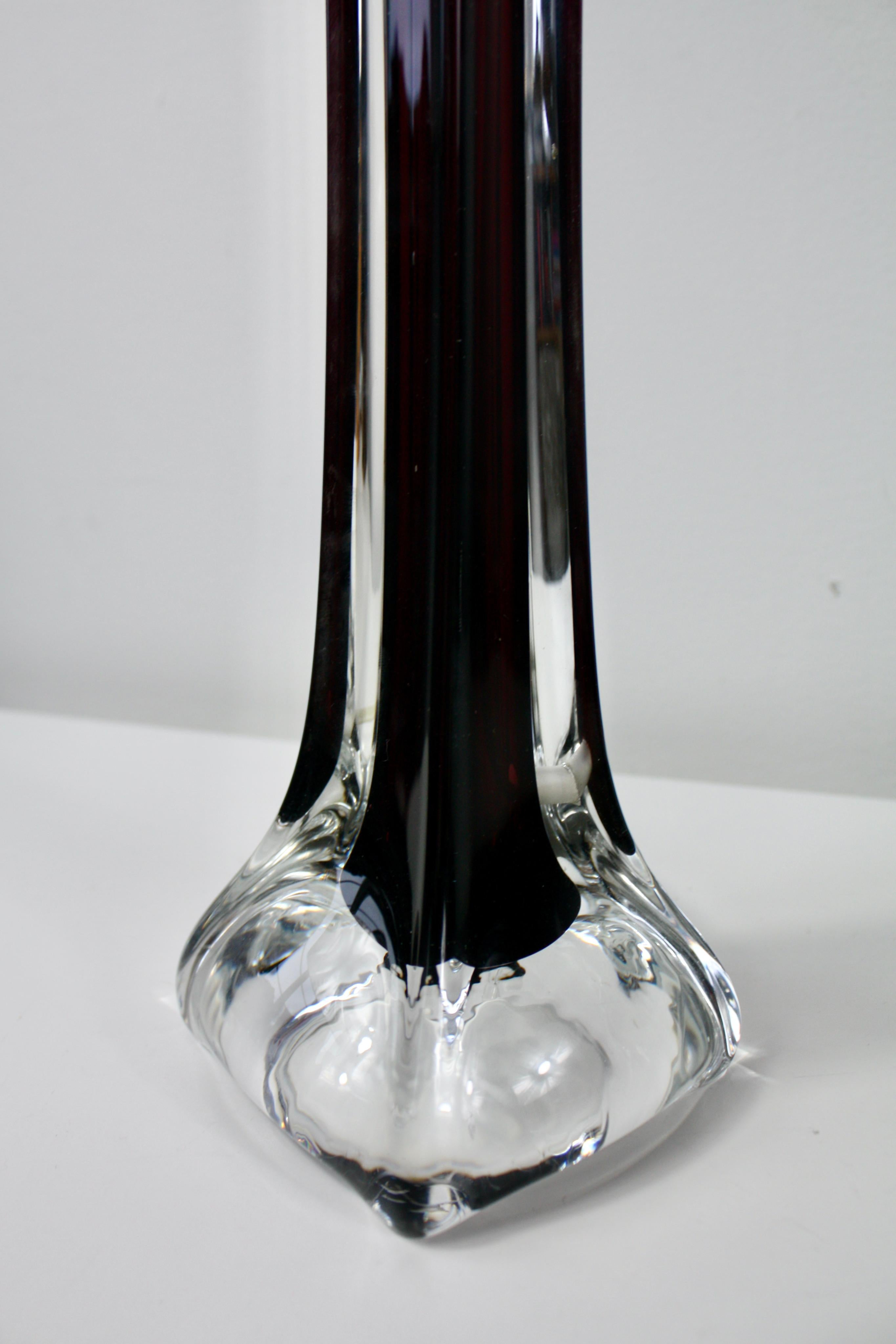 Lámpara de mesa de cristal burdeos de Paul Kedelv para Flygfors, años 60 en venta 2