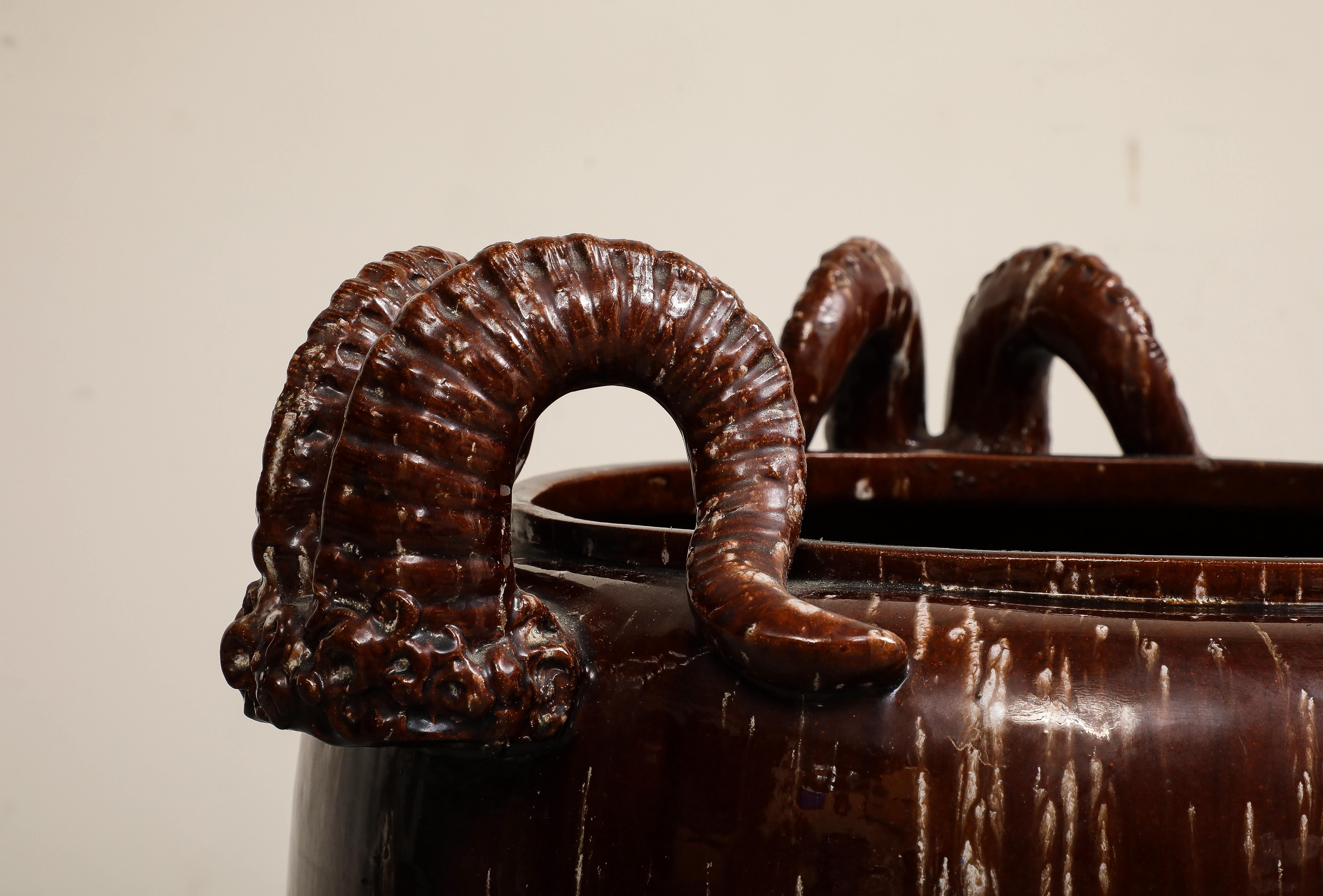 Burgunder glasierte chinesische Keramik-Jardinière mit Widderhornen aus Widderholz im Angebot 2