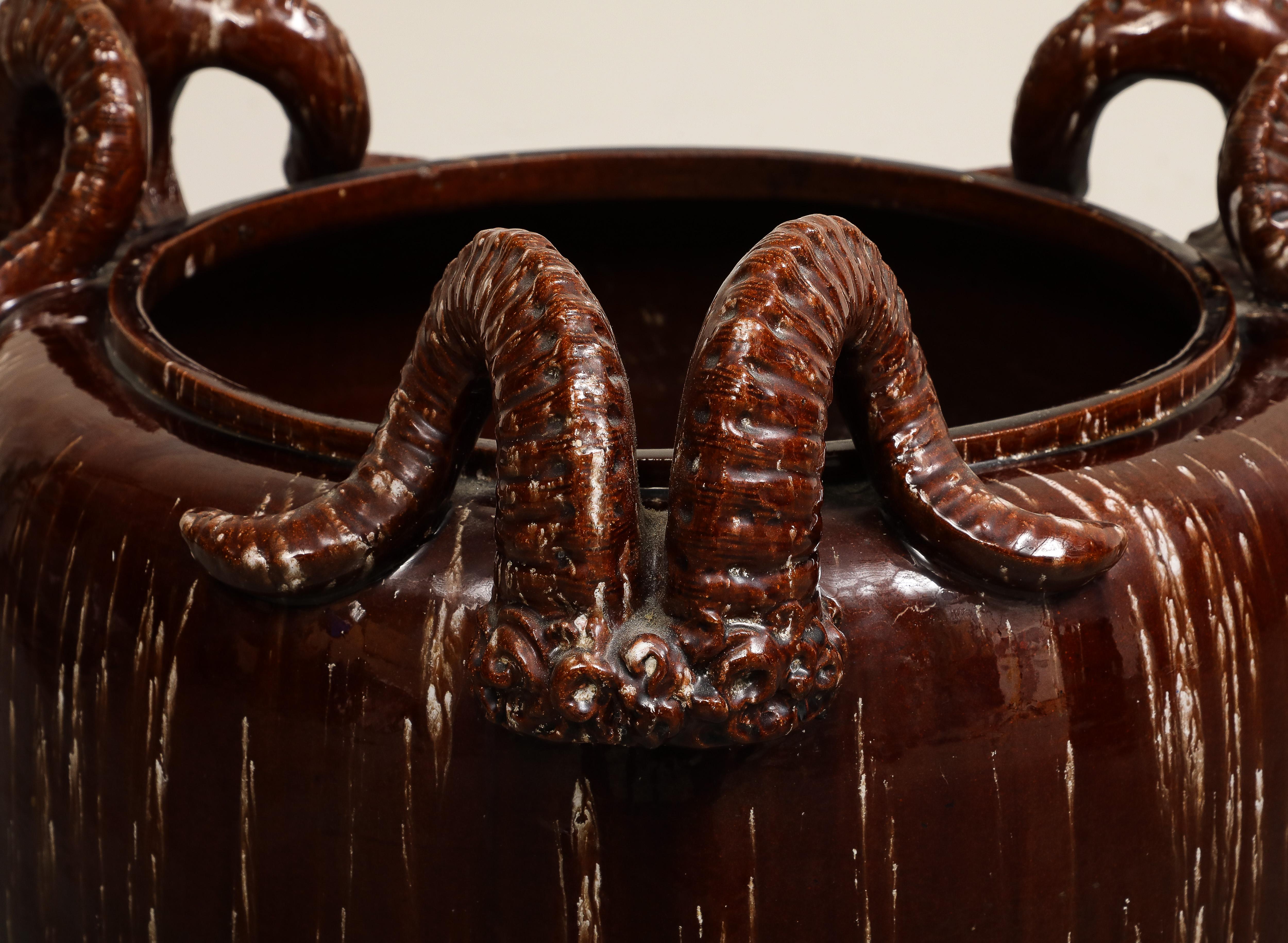 Burgunder glasierte chinesische Keramik-Jardinière mit Widderhornen aus Widderholz im Angebot 3