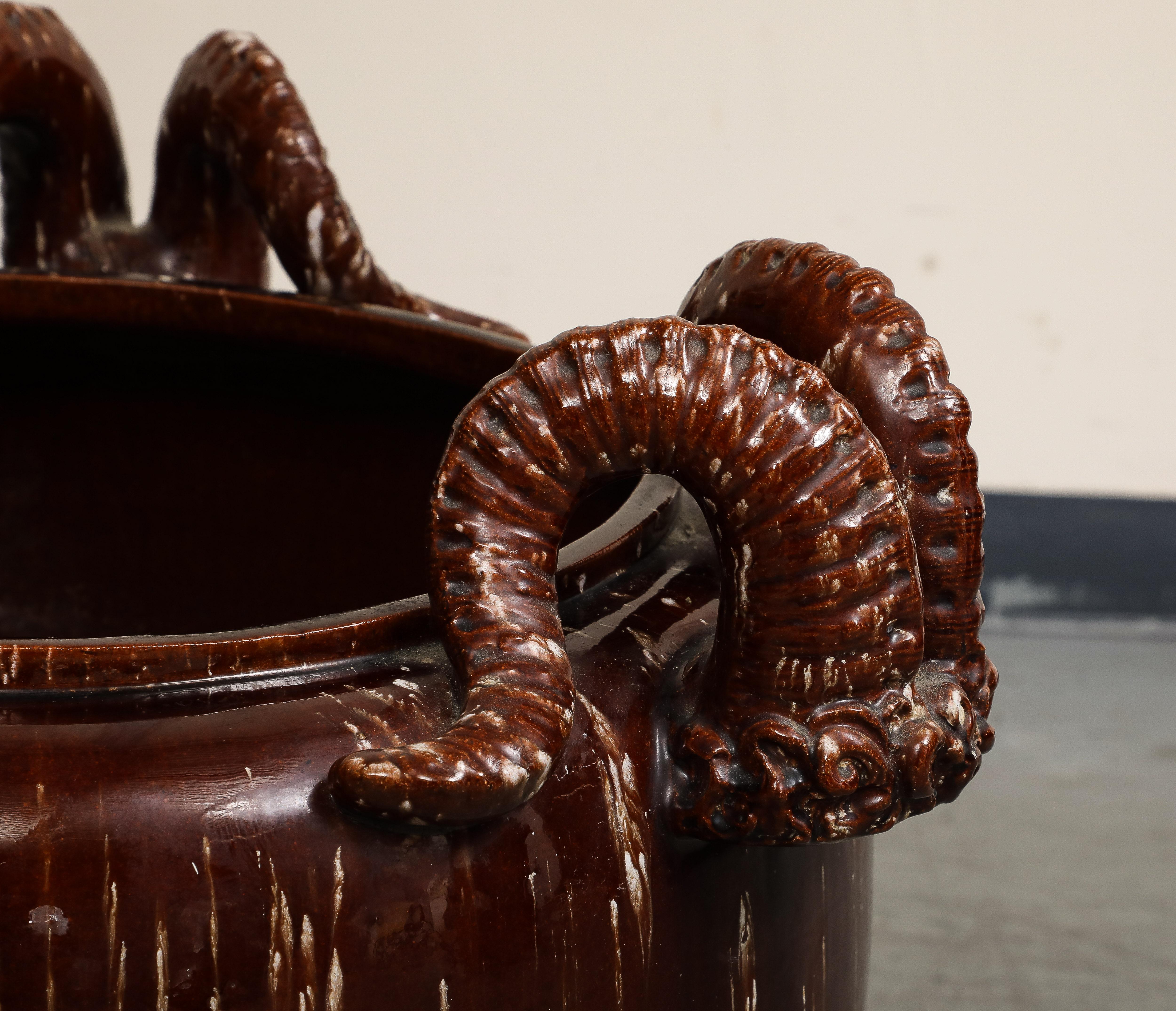 Burgunder glasierte chinesische Keramik-Jardinière mit Widderhornen aus Widderholz im Angebot 5