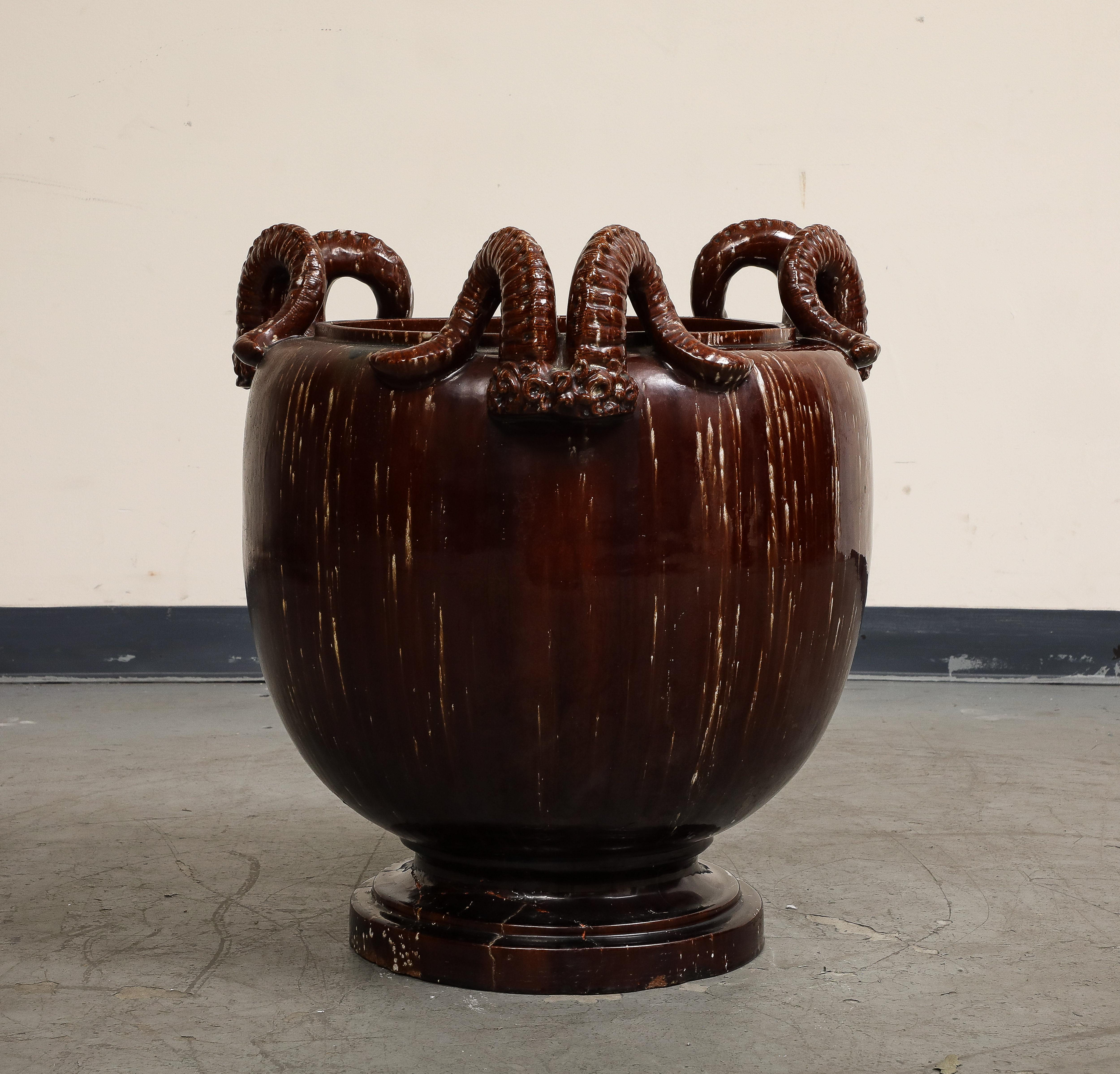 Burgunder glasierte chinesische Keramik-Jardinière mit Widderhornen aus Widderholz (20. Jahrhundert) im Angebot