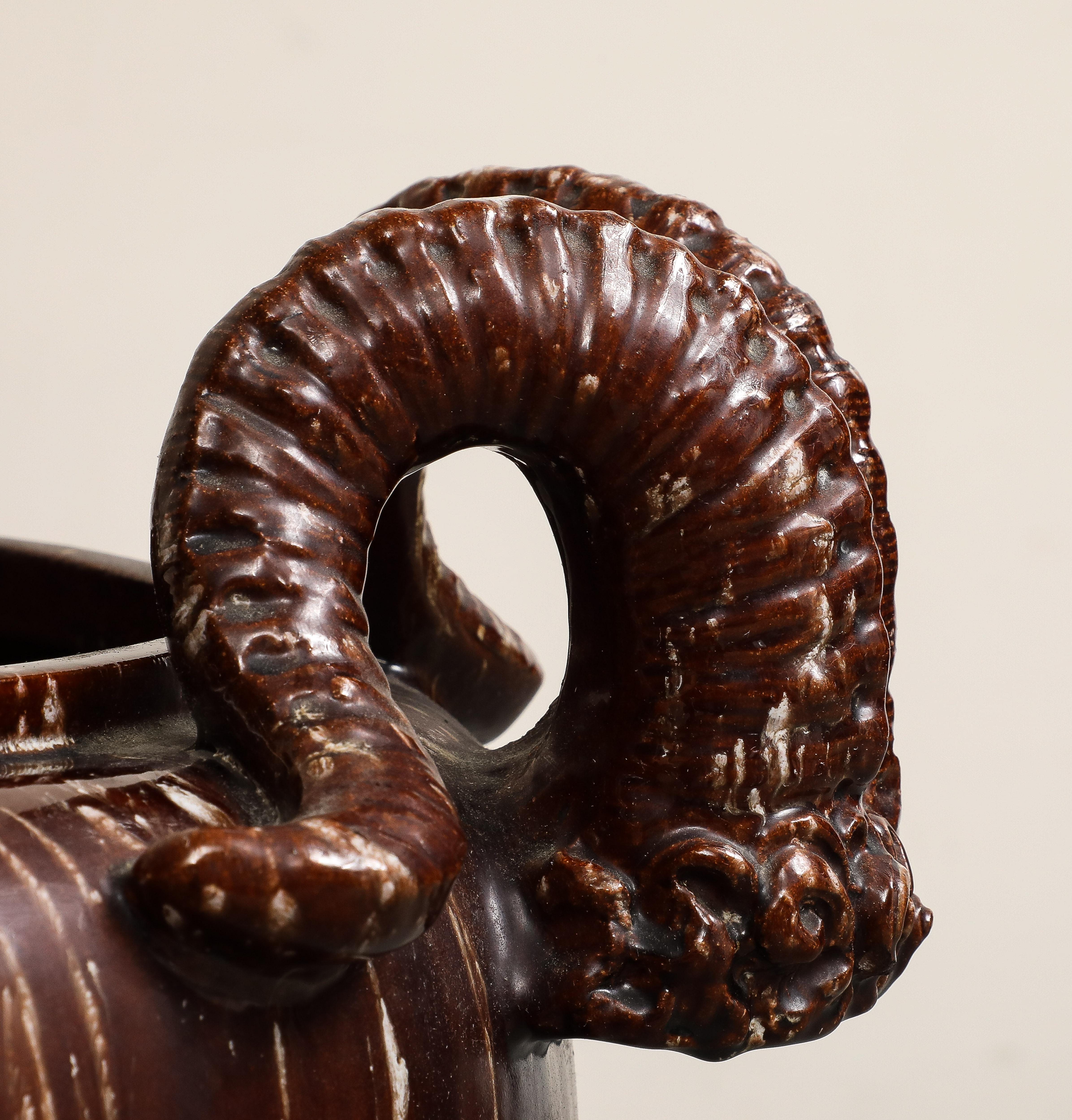Burgunder glasierte chinesische Keramik-Jardinière mit Widderhornen aus Widderholz im Angebot 1