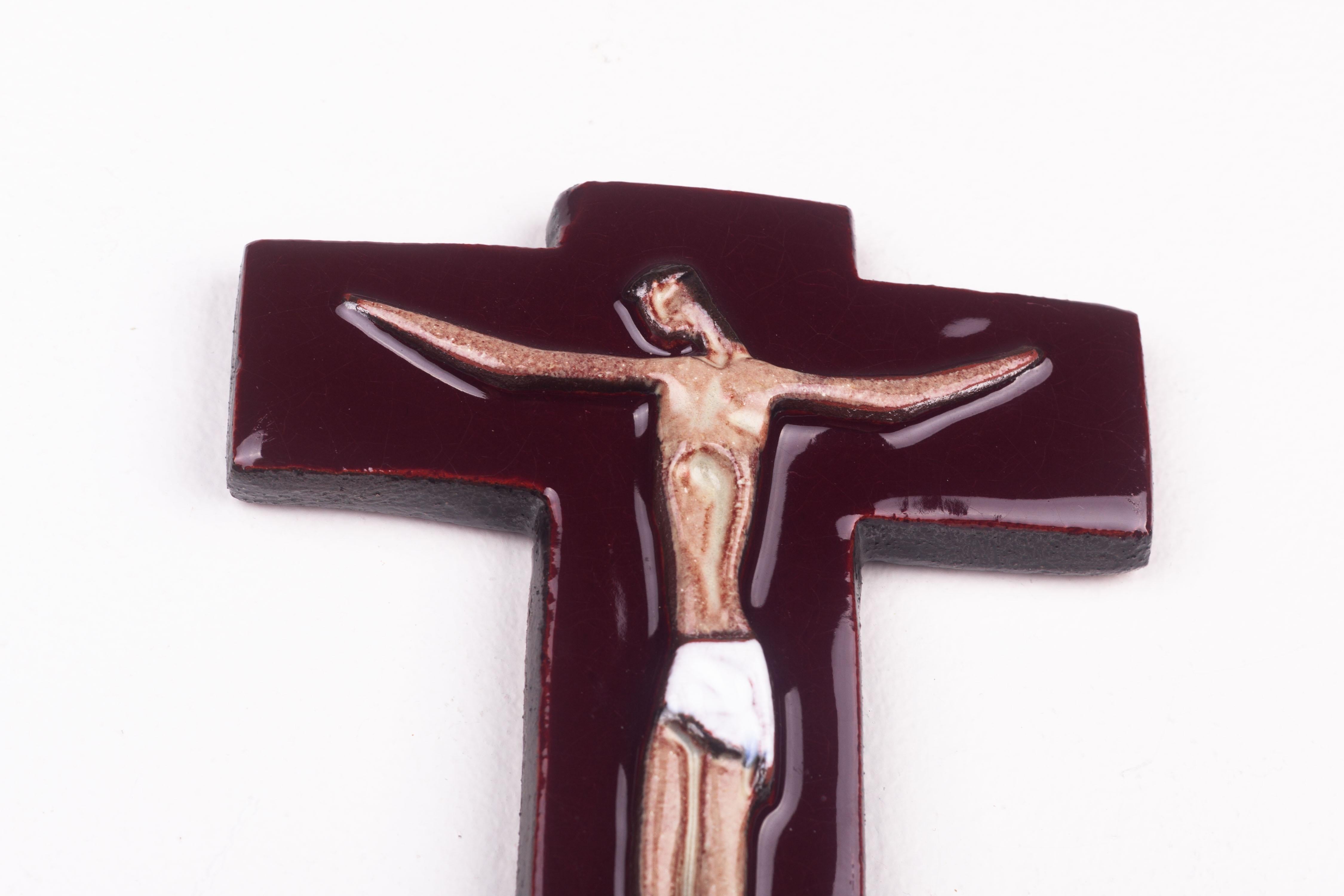 Art mural religieux - Croix en céramique bourgogne brillante en vente 1