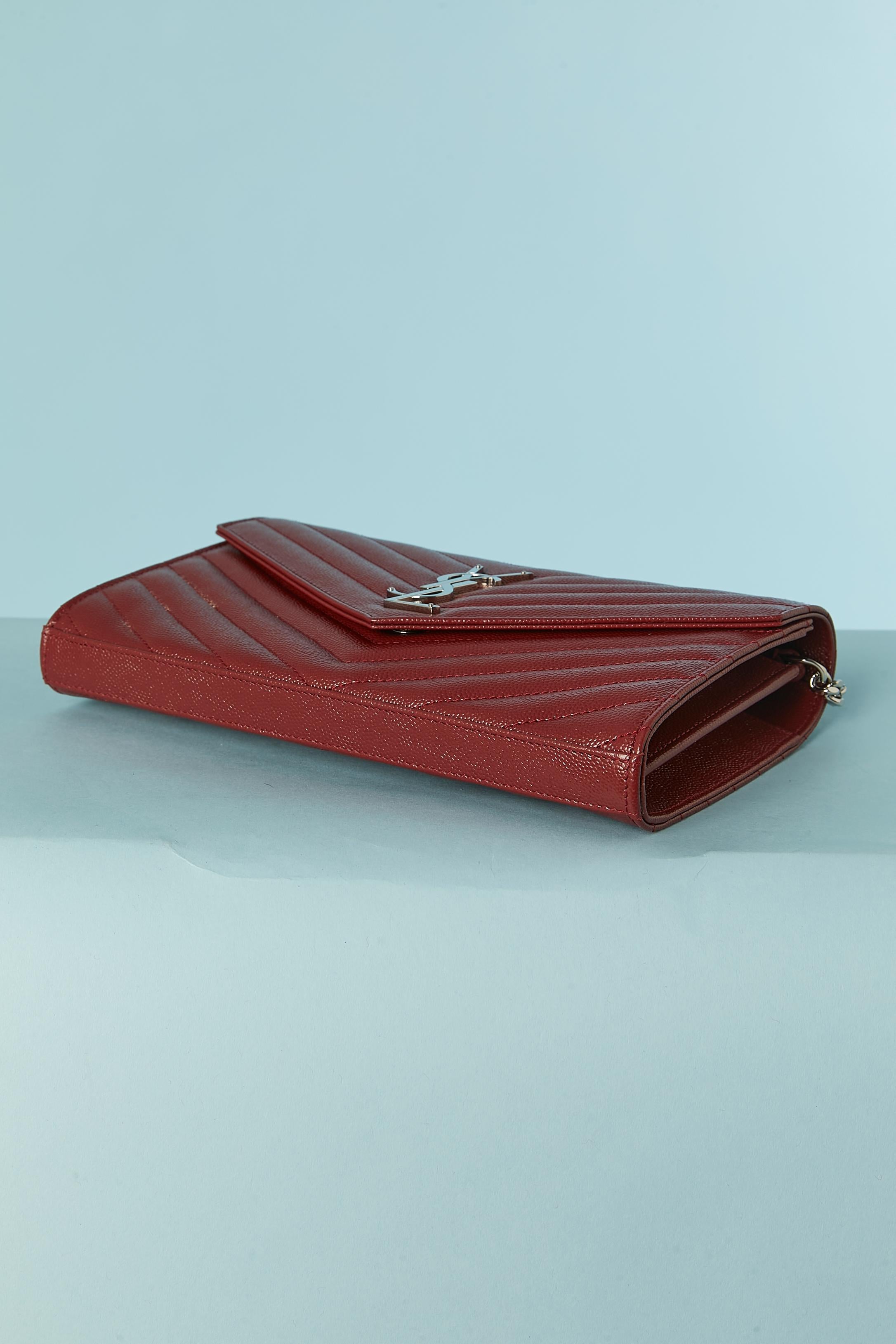 Burgundy grained leather bag with chain shoulder strap Yves Saint Laurent In New Condition For Sale In Saint-Ouen-Sur-Seine, FR