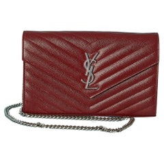 Bolso de piel granulada burdeos con bandolera de cadena Yves Saint Laurent