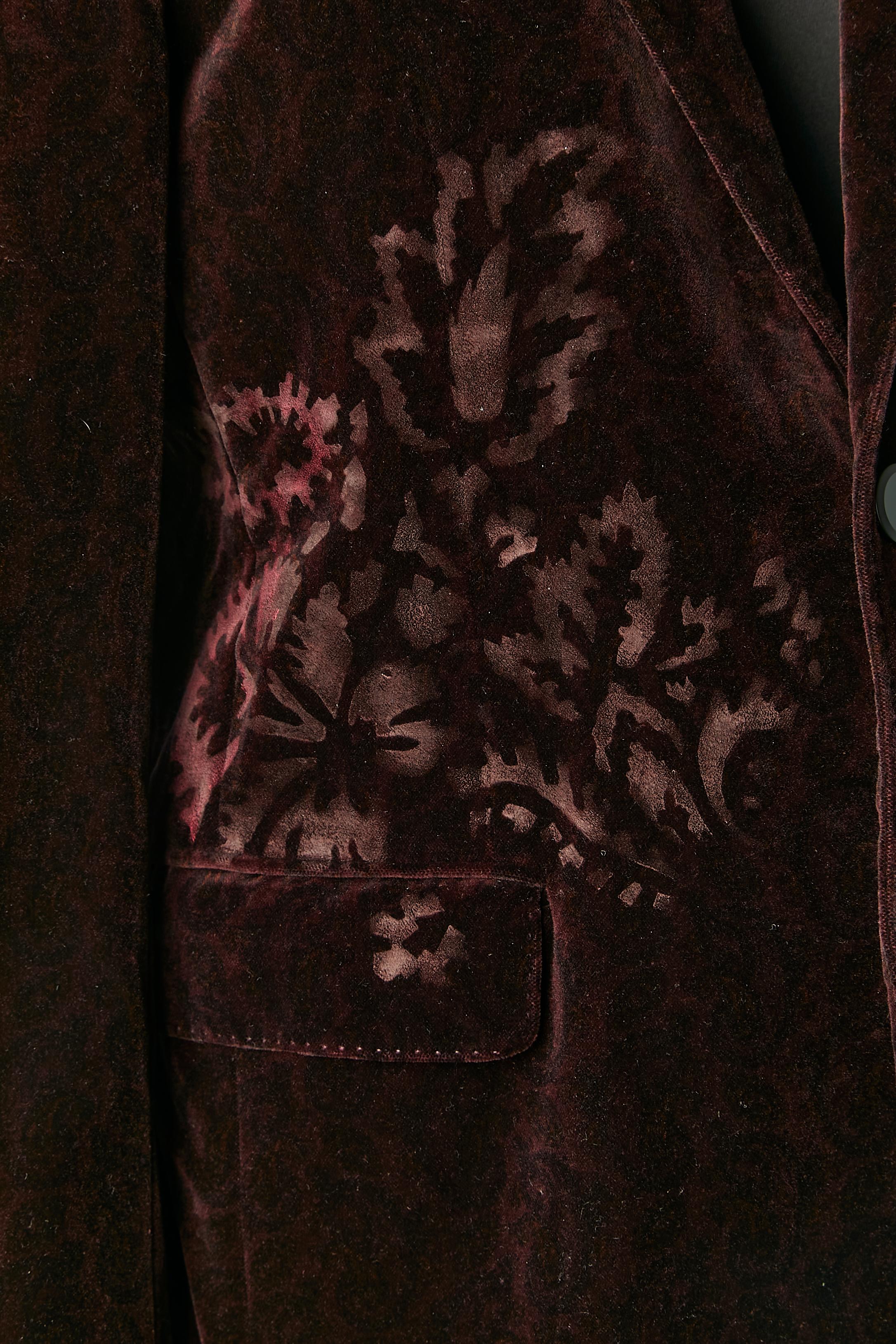 Burgundy hand-painting velvet single breasted jacket with silk Paisley printed lining and branded. Sleeves lining: acetate and polyester 
3 outside pockets, 4 inside pockets 
SIZE 48 ( Men ) 
