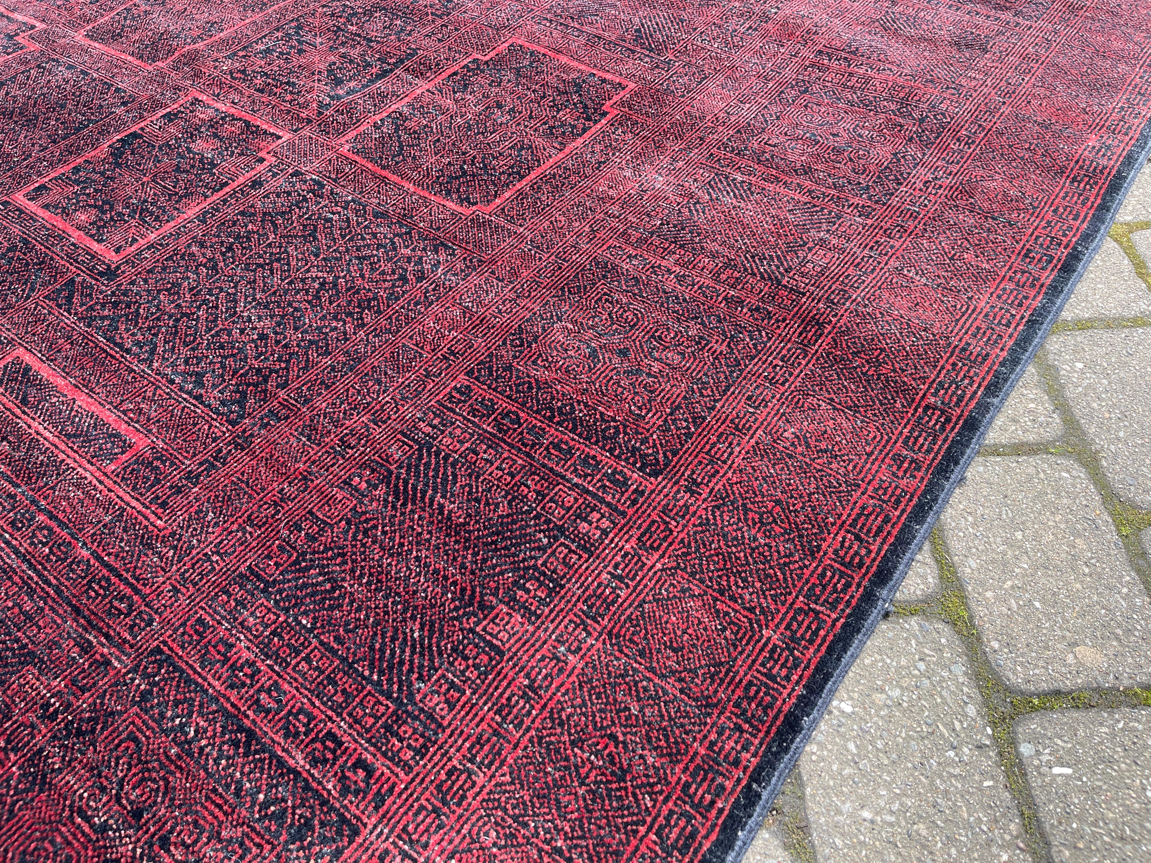 This Indian rug features a reds floral design  allowing you to switch up your decor. Add a touch of style to any room while also having the option to change things up to suit your mood. Beautiful and versatile, this rug is a must-have for any home.