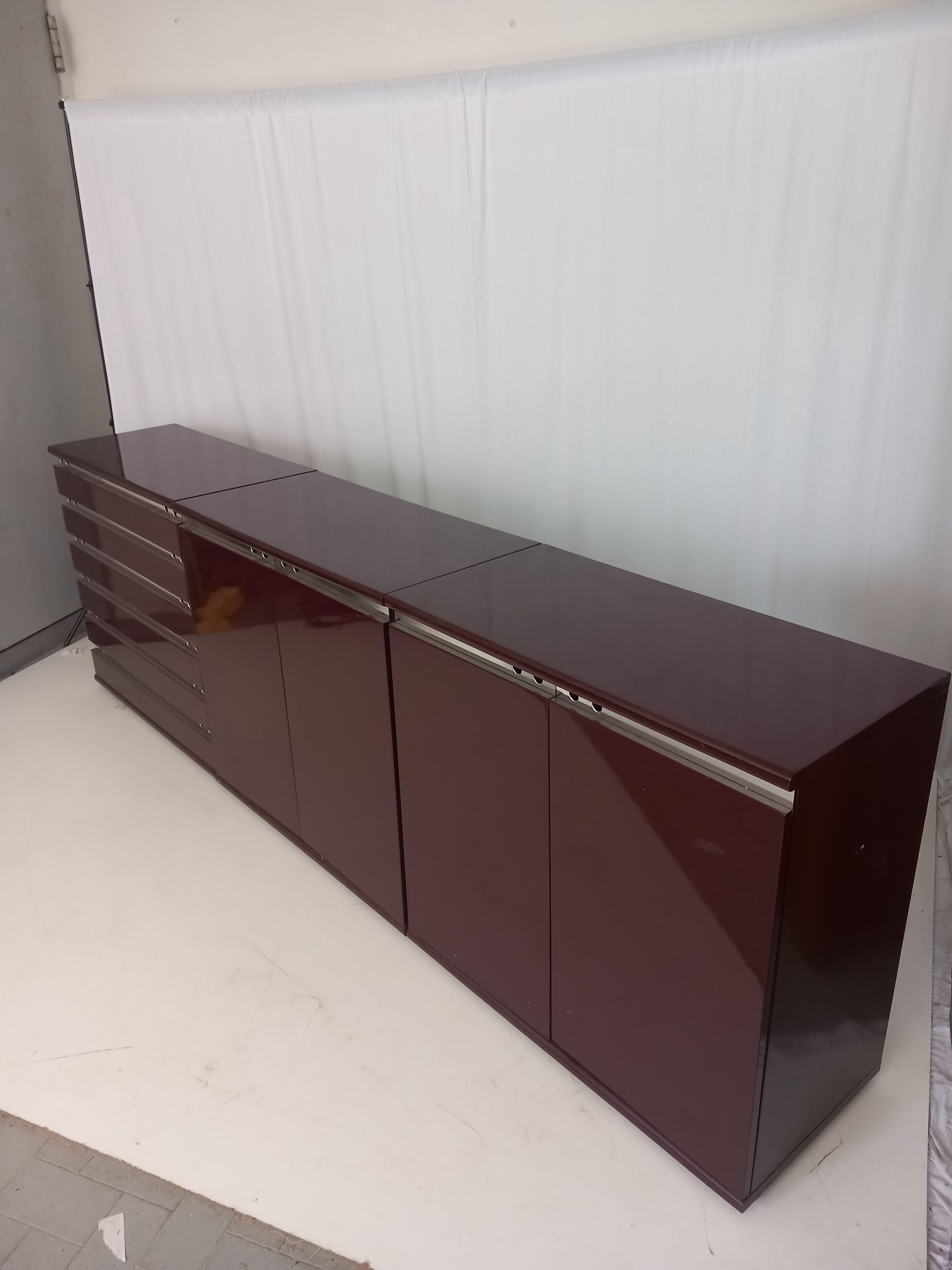 Mid-Century moderno Burgundy Lacquered Wood Chest of Drawers, 70s in vendita