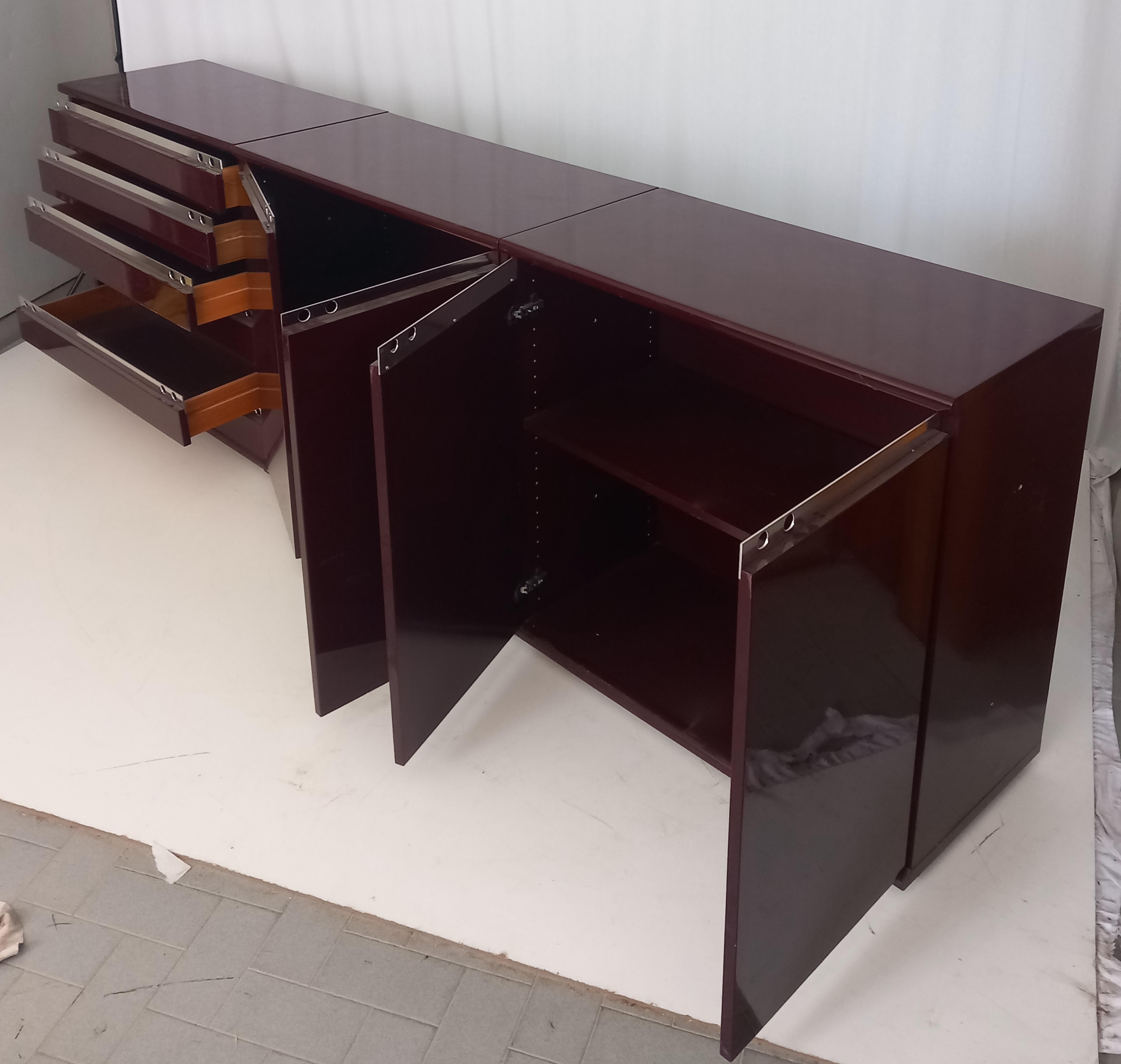 Laccato Burgundy Lacquered Wood Chest of Drawers, 70s in vendita