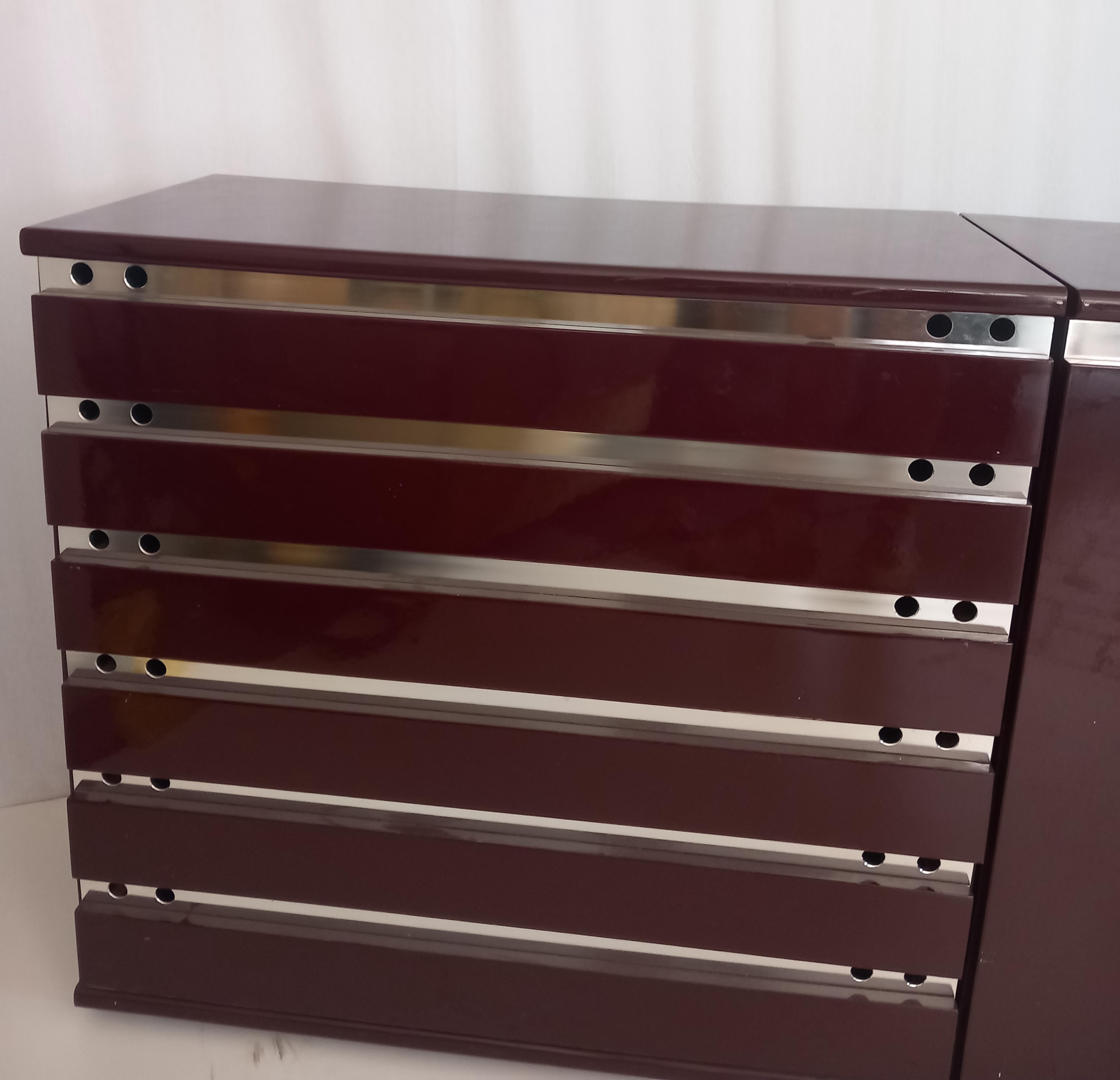 Burgundy Lacquered Wood Chest of Drawers, 70s In condizioni buone in vendita a Medesano, Parma