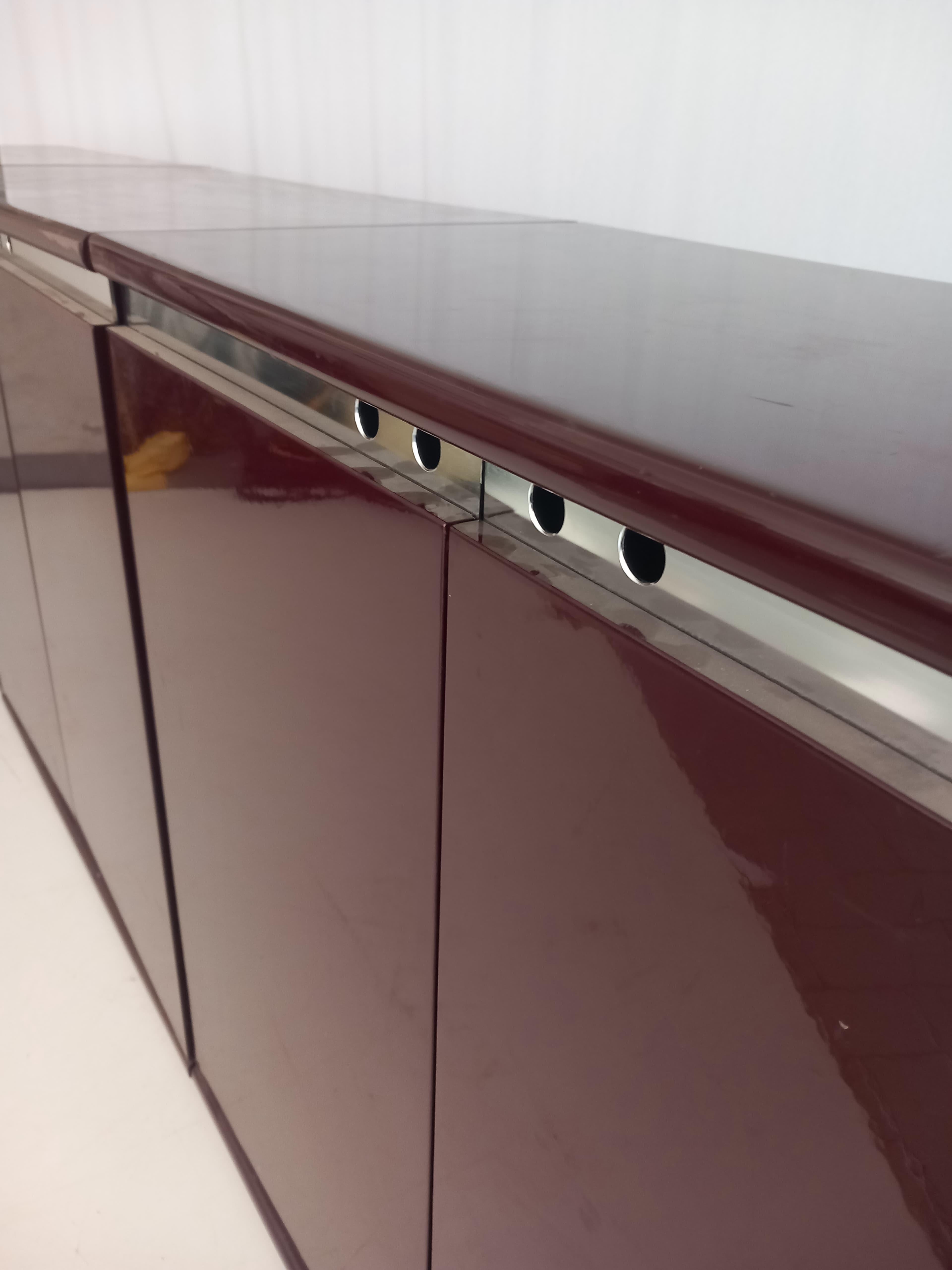Late 20th Century Burgundy Lacquered Wood Chest of Drawers, 70s in vendita