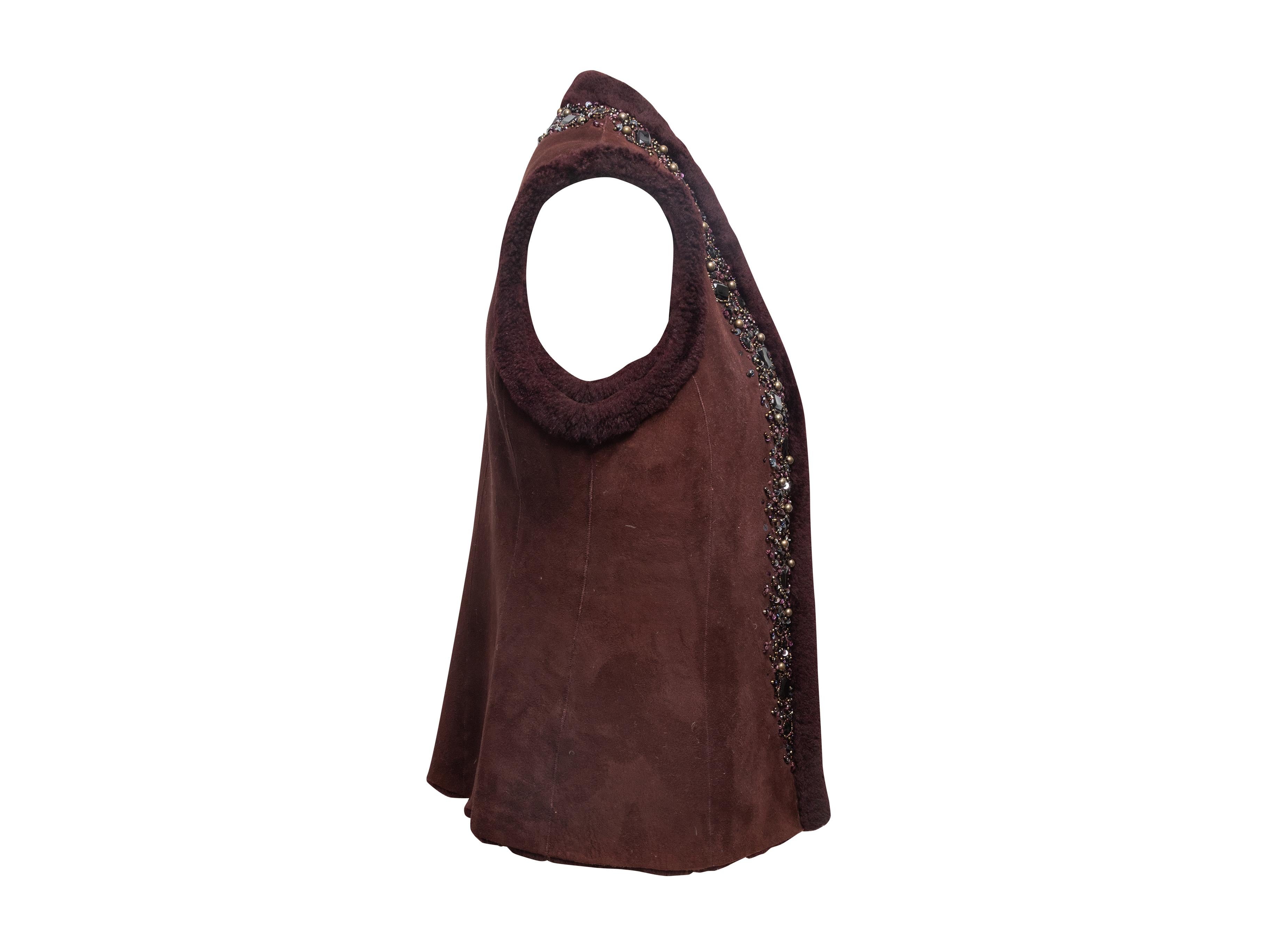 Gilet en shearling bourgogne, ouvert sur le devant et orné de motifs, Lafayette 148. Perles et paillettes sur l'encolure. Poitrine de 36