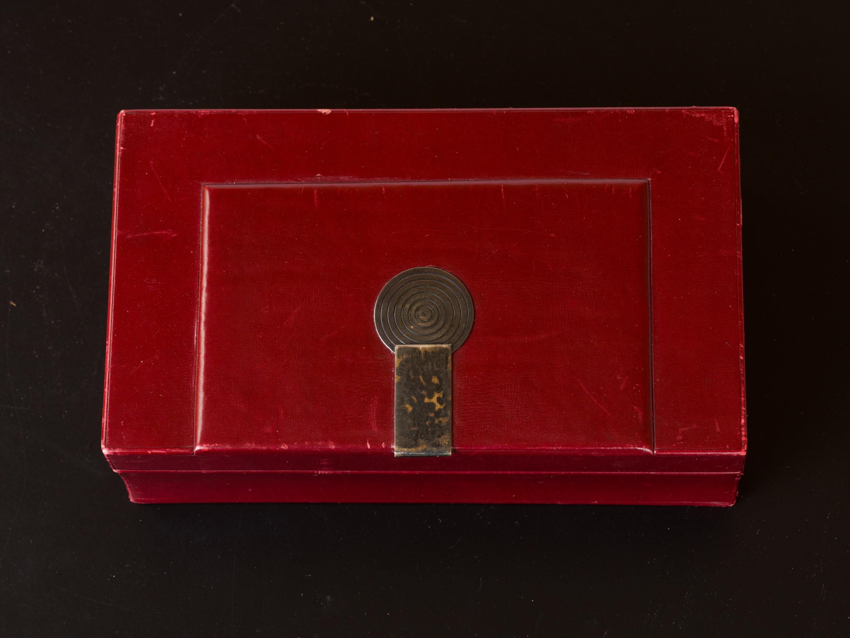 Scatola in pelle bordeaux con decorazioni in bronzo patinato di Puiforçat - Francia, anni '50 In condizioni discrete in vendita a New York, NY