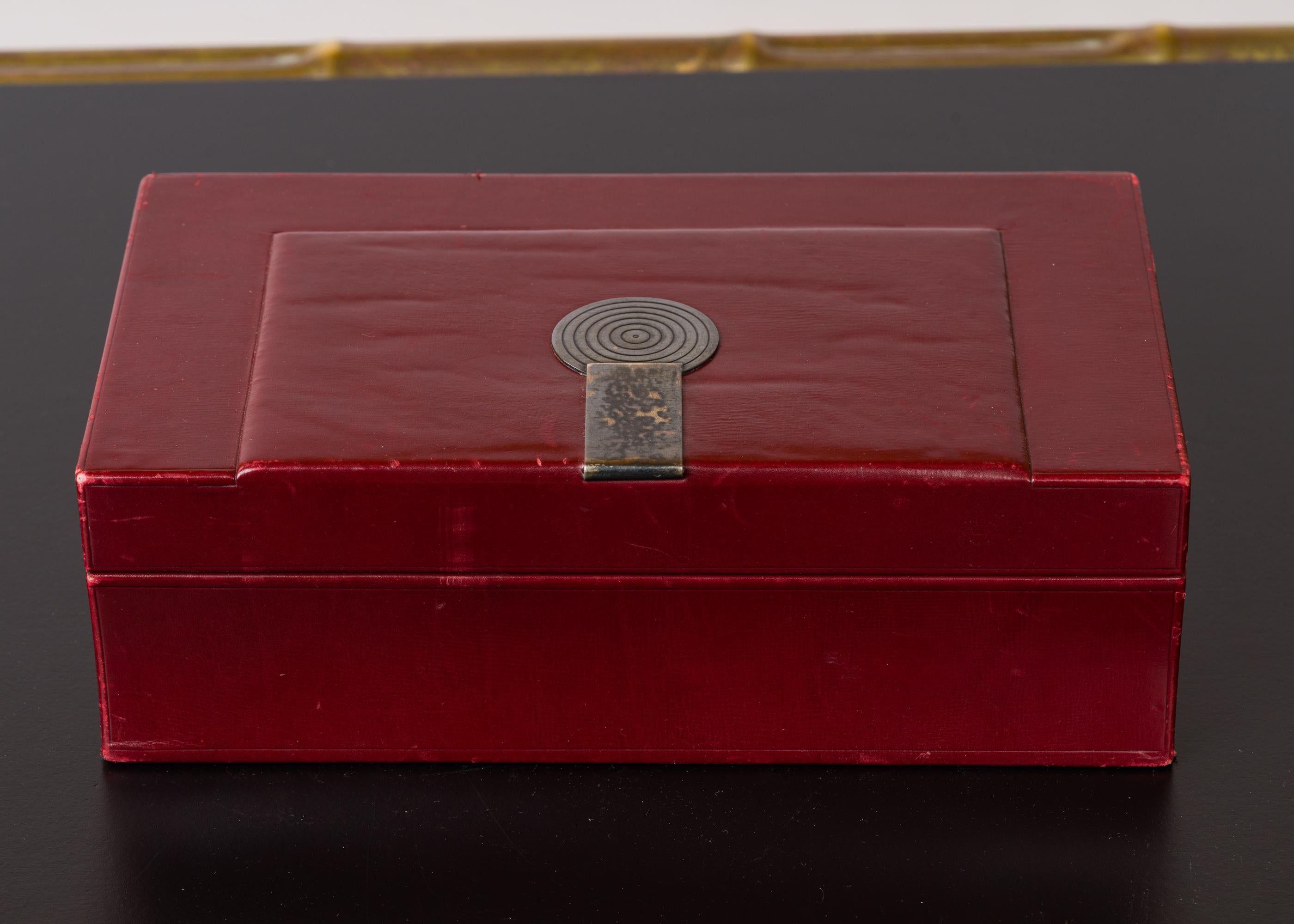 Metà XX secolo Scatola in pelle bordeaux con decorazioni in bronzo patinato di Puiforçat - Francia, anni '50 in vendita