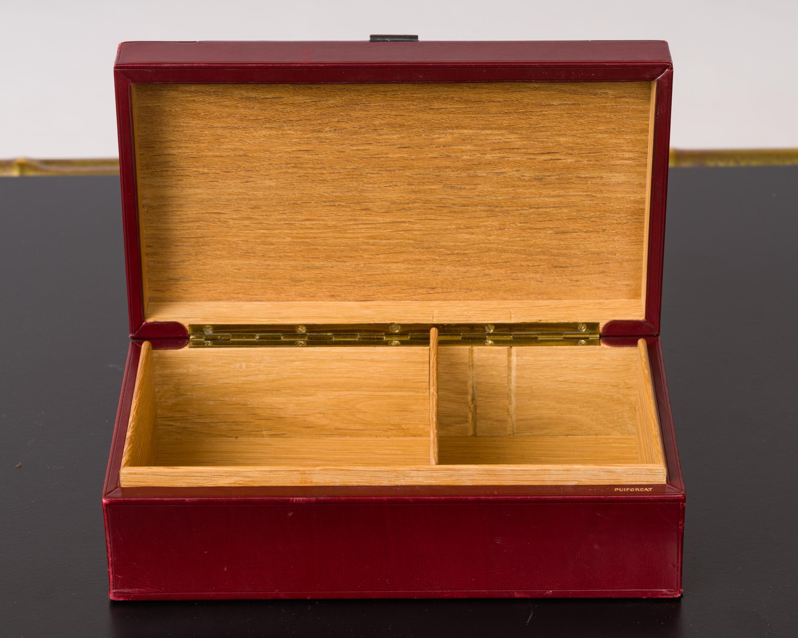 Bronzo Scatola in pelle bordeaux con decorazioni in bronzo patinato di Puiforçat - Francia, anni '50 in vendita