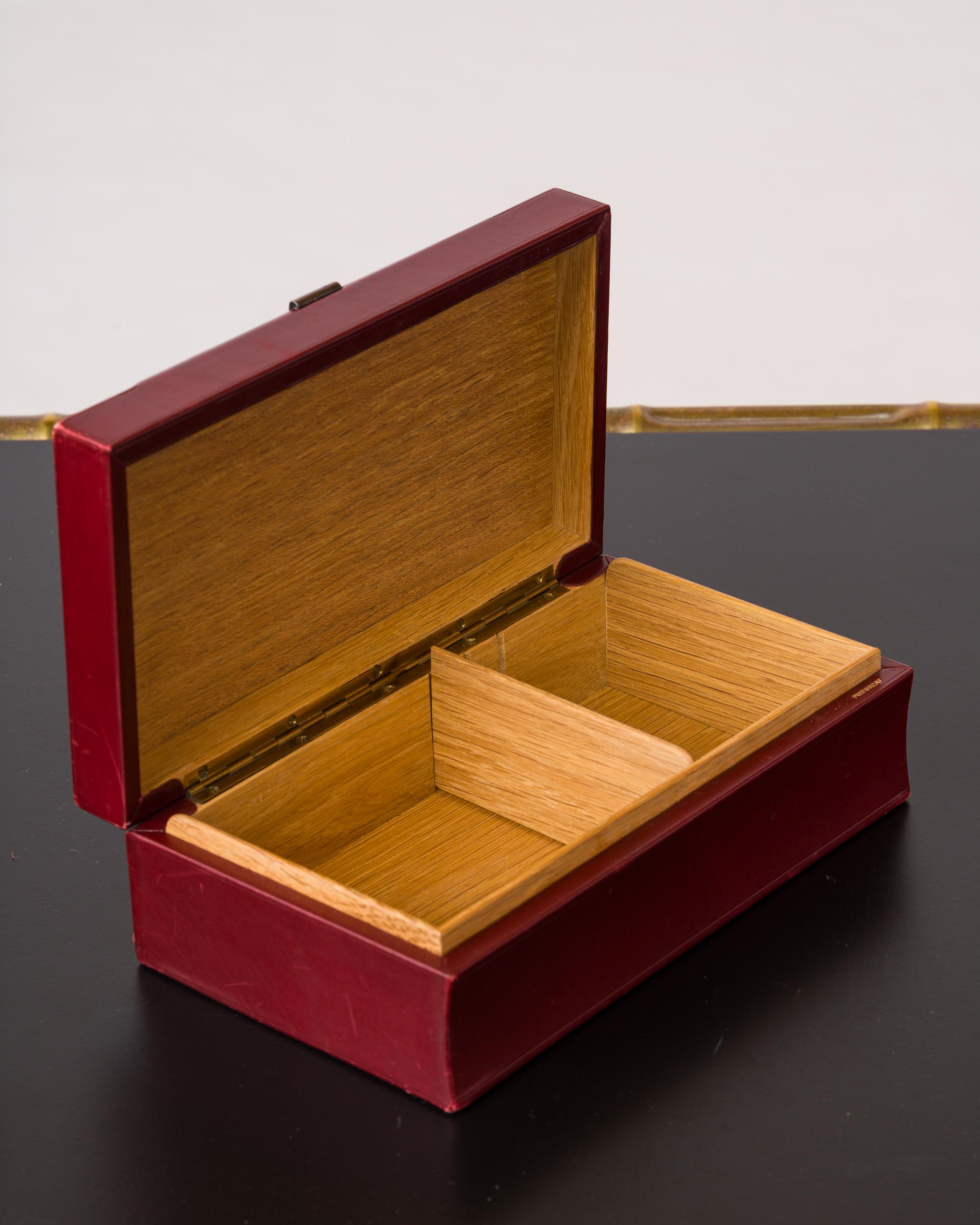 Scatola in pelle bordeaux con decorazioni in bronzo patinato di Puiforçat - Francia, anni '50 in vendita 2