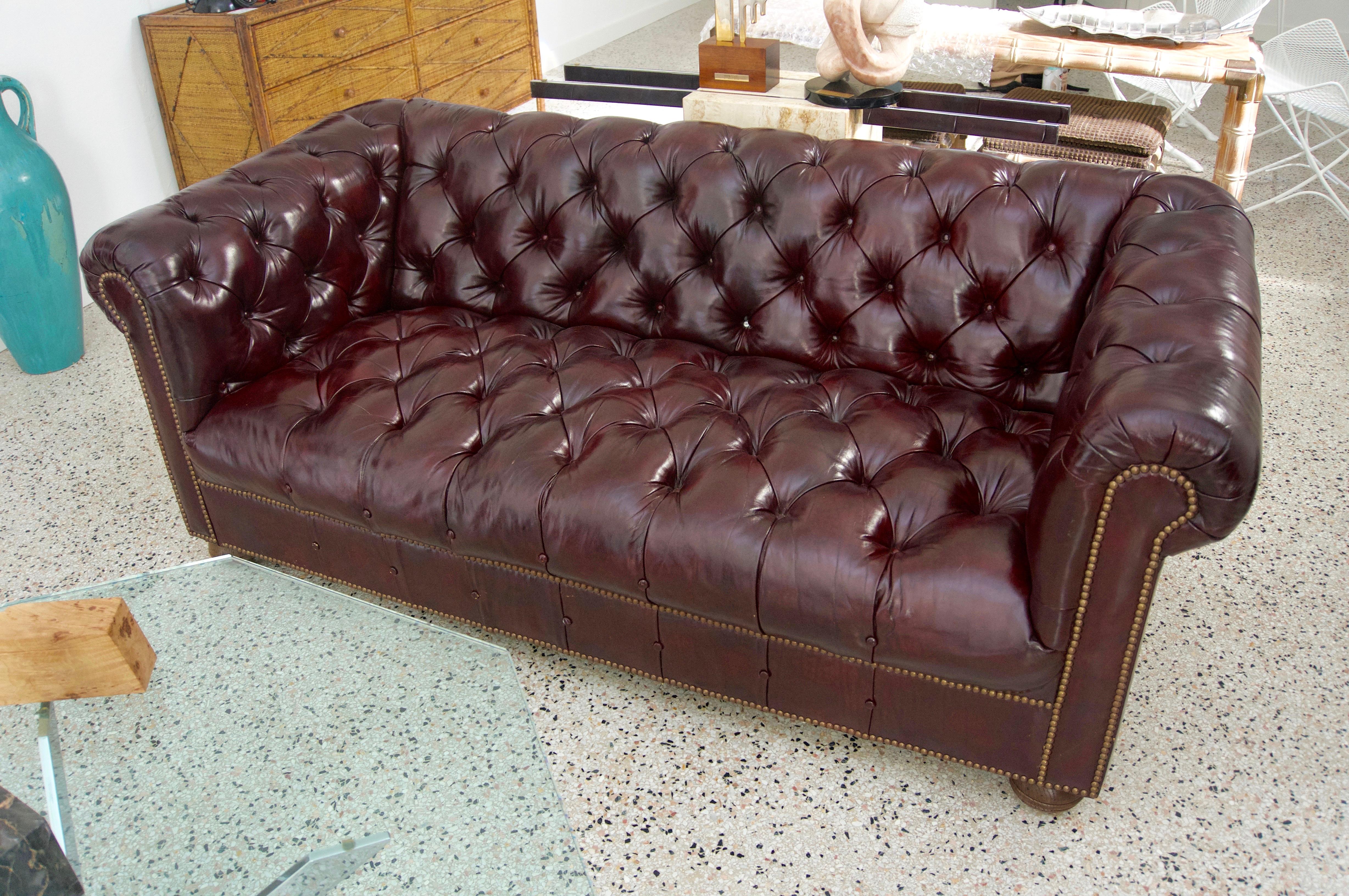 Dieses stilvolle Chesterfield-Sofa aus bordeauxfarbenem Leder wurde aus einem Nachlass in Palm Beach erworben und ist der perfekte Klassiker für Ihr Zuhause.