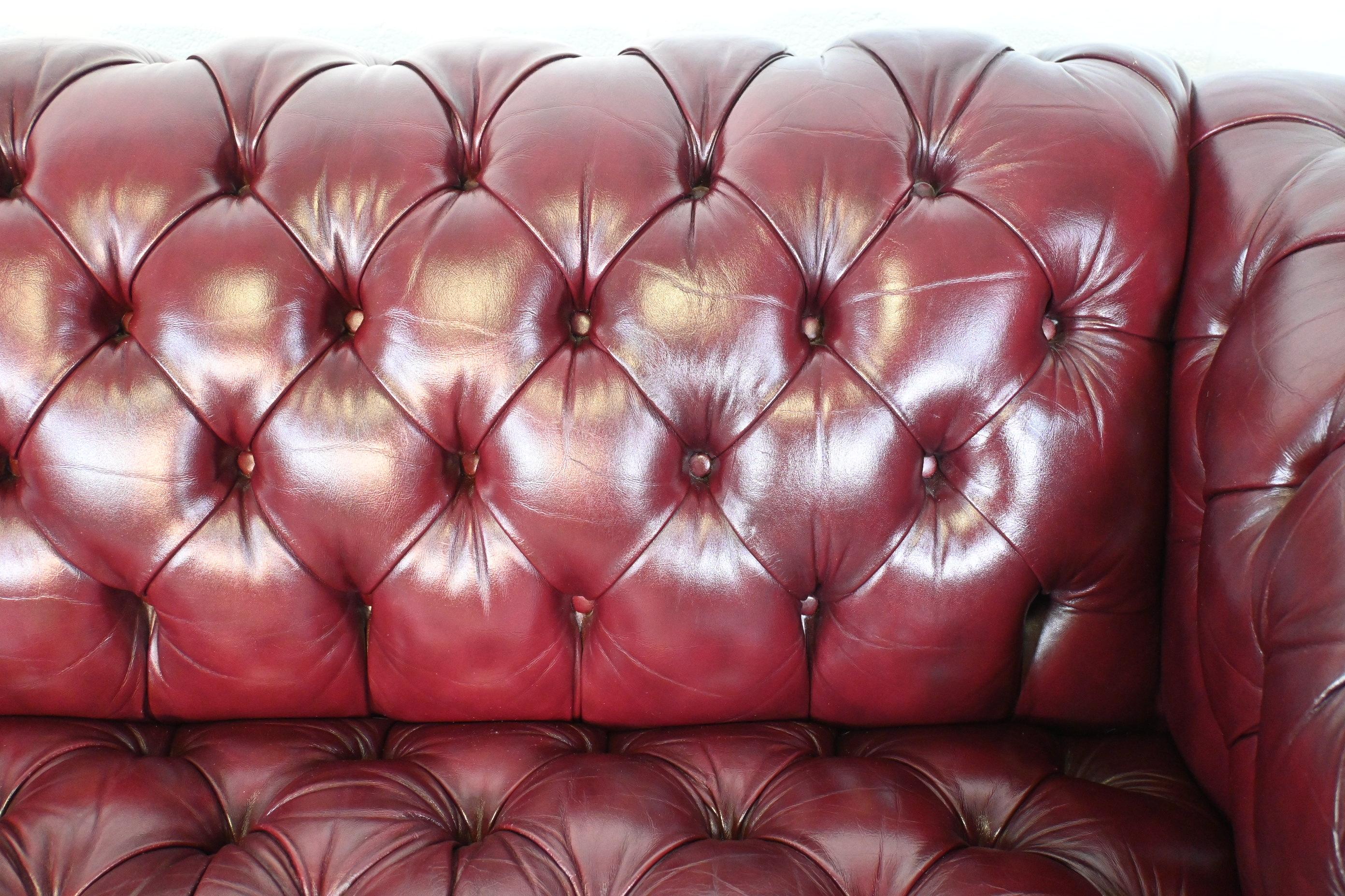 Burgundy Leather English Style Chesterfield Sofa In Good Condition In Morgan, UT