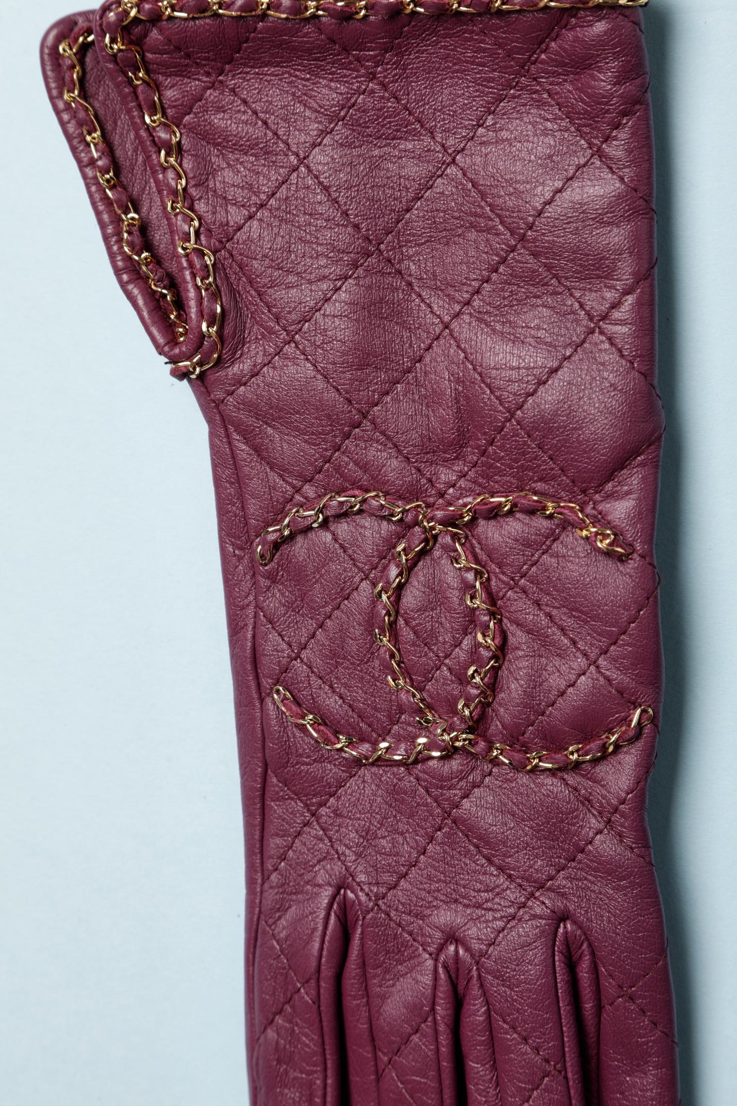 Burgundy leather gloves with chains and top-stitched