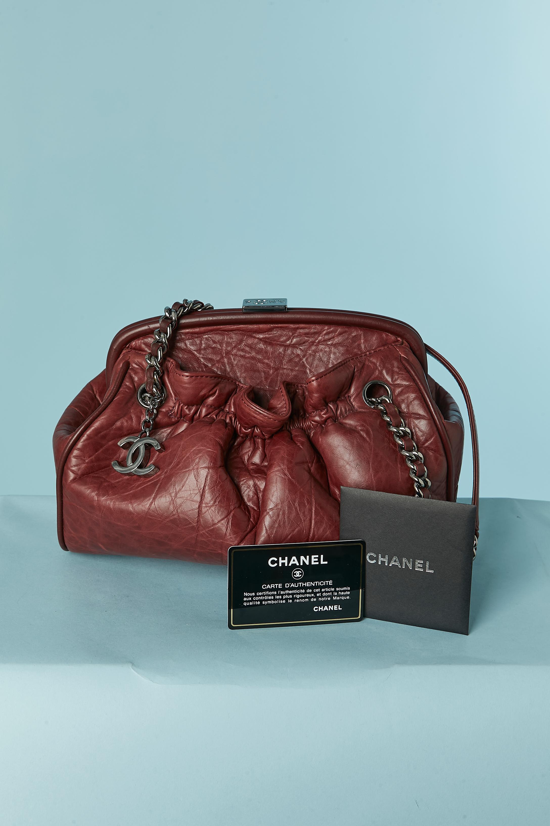Burgundy leather shoulder bag. Clasp to middle front. Pocket on both outside side with gather. One inside pocket with zip closure. Satin lining.
Numbered : 10915445 + Authenticity card provided.
SIZE: 27cm X 18cm X 6cm
Lenght of the shoulder strap (