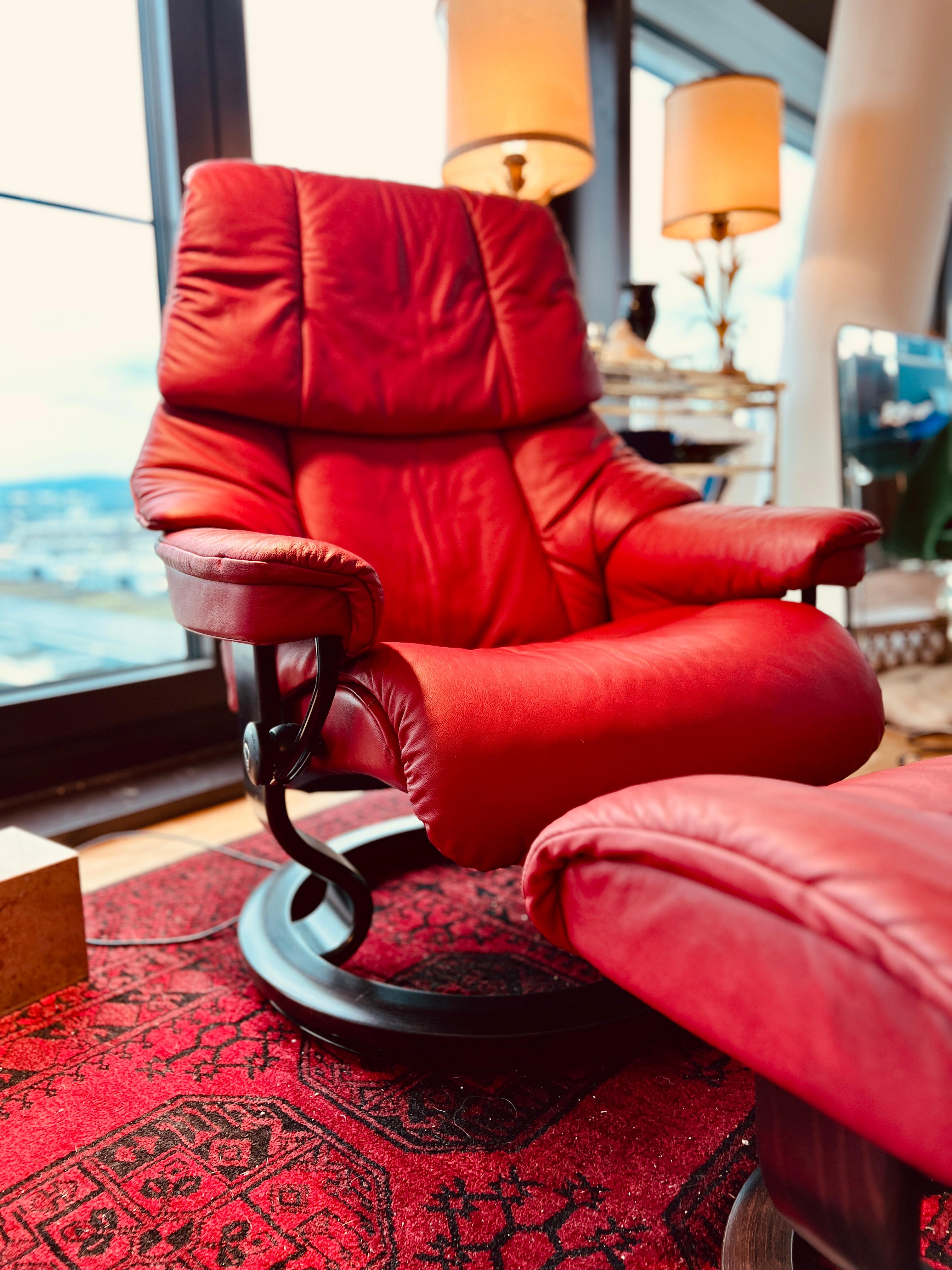 Burgundy Leather Stressless Recliner with Ottoman from Ekornes, Norway 1990 In Excellent Condition In Basel, BS