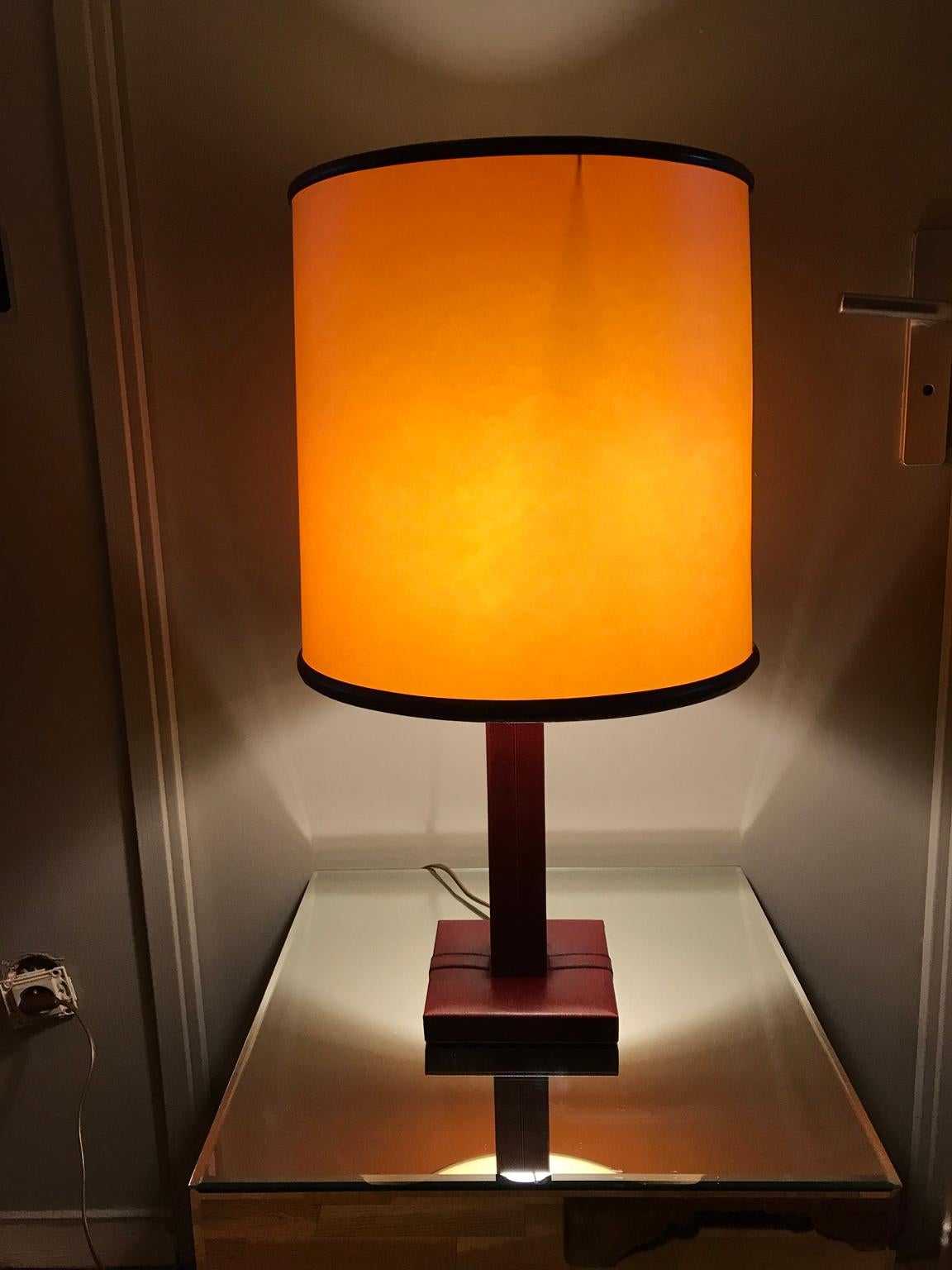 Le Tanneur Burgundy Leather Table Lamp,  France, 1950 For Sale 2