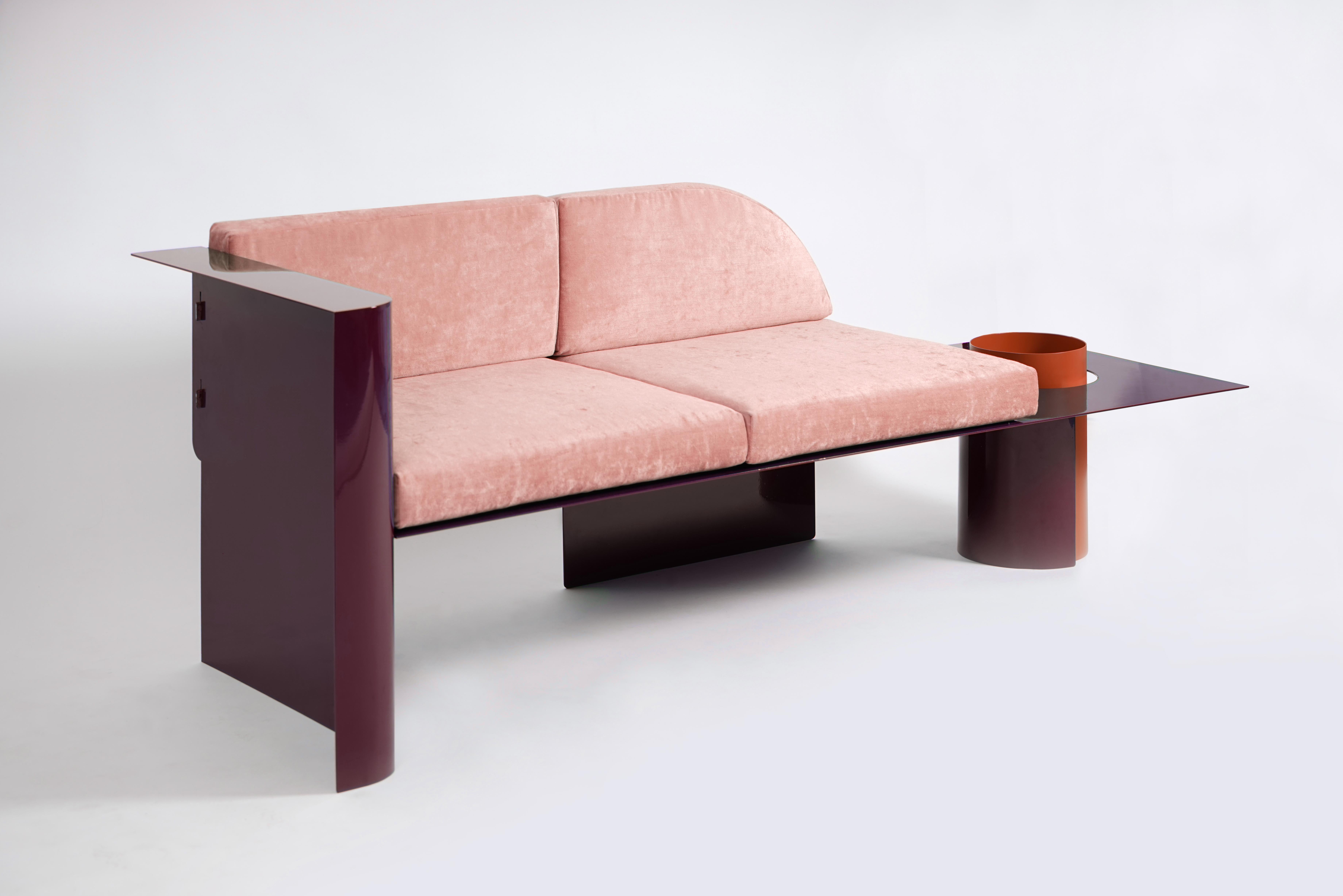 This Avant Garde sofa is made of high quality powder-coated steel. The sofa can be complemented by a plant in a special pot-leg. Also, the sofa can be used with or without back cushions.
