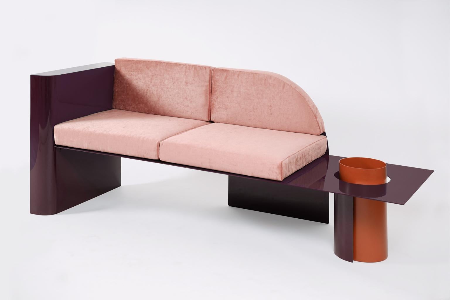Burgundy Modern Sofa in Powder-Coated Steel with Planter Side Table (Moderne) im Angebot