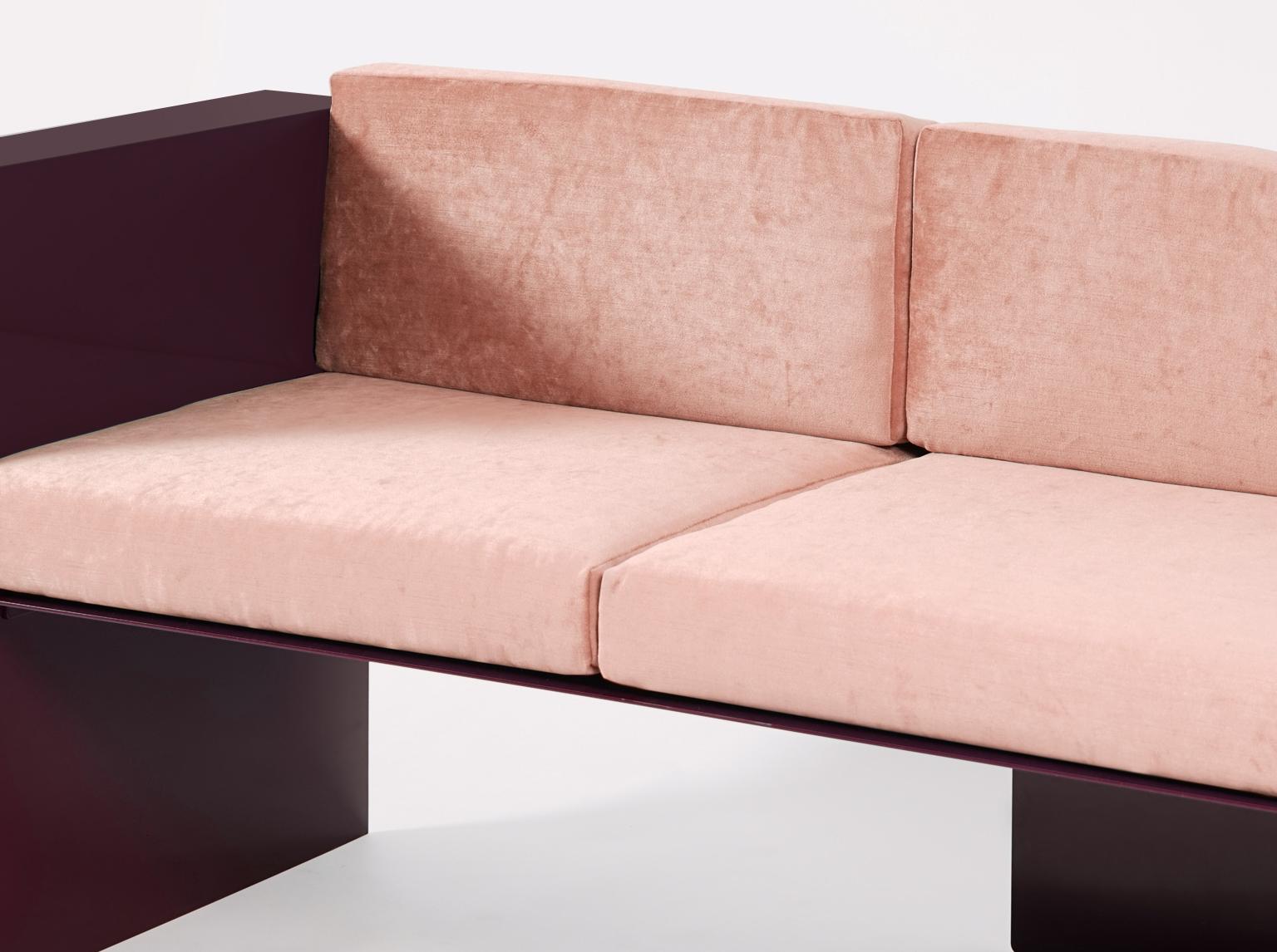 Burgundy Modern Sofa in Powder-Coated Steel with Planter Side Table im Zustand „Neu“ im Angebot in Saint Petersburg, RU