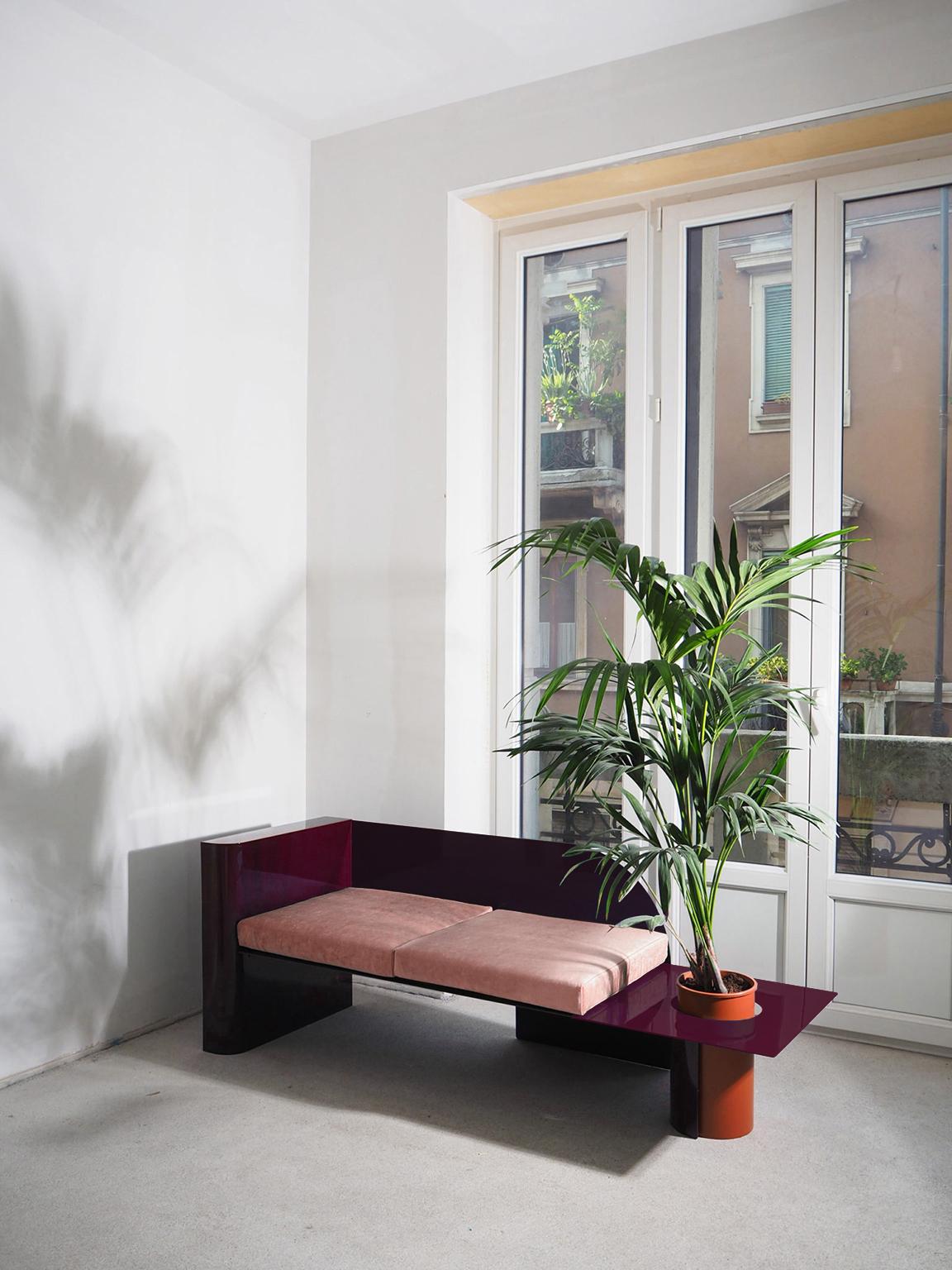 Burgundy Modern Sofa in Powder-Coated Steel with Planter Side Table (21. Jahrhundert und zeitgenössisch) im Angebot